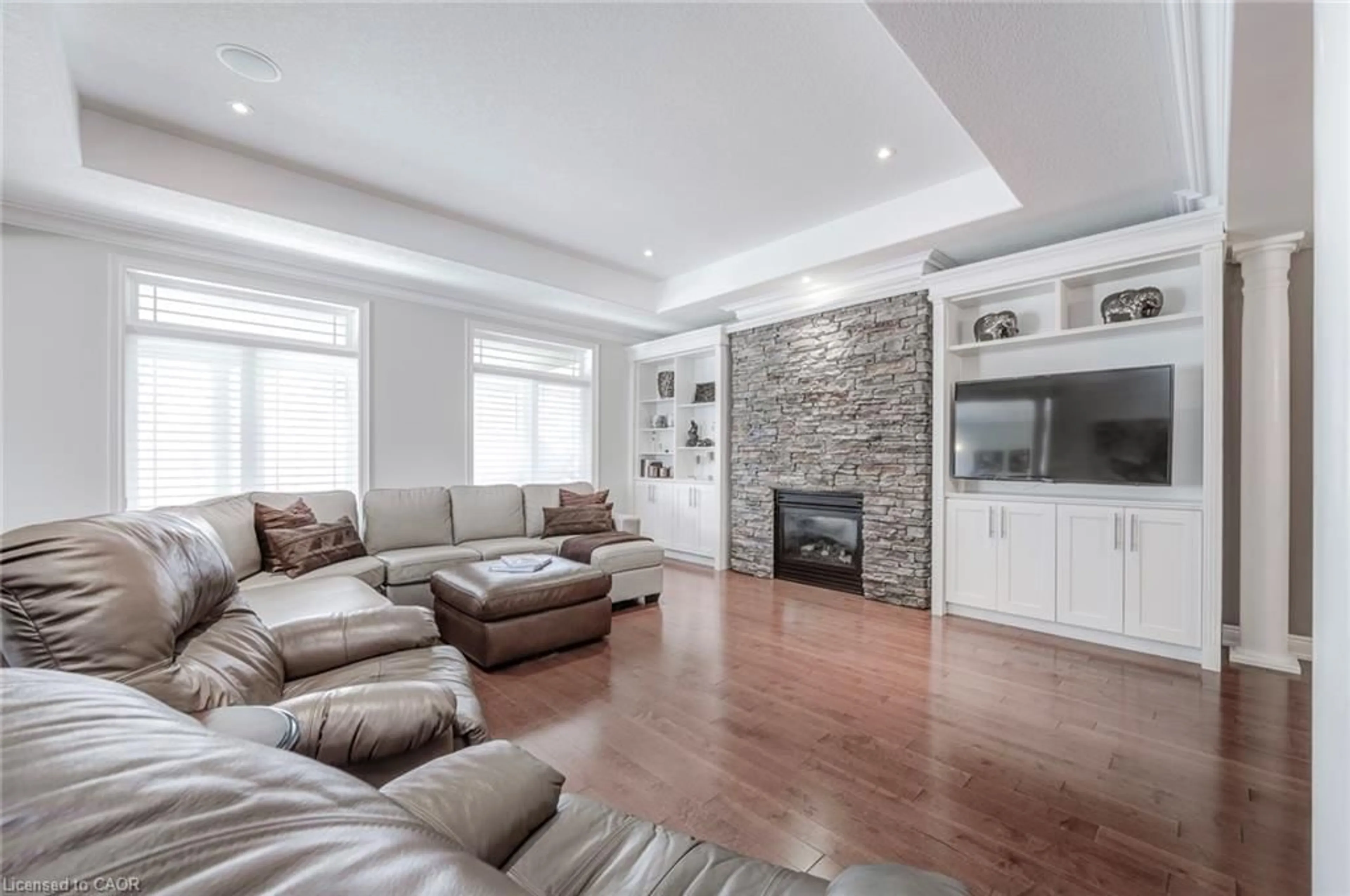 Living room with furniture, unknown for 4072 Highland Park Dr, Beamsville Ontario L3J 0M3