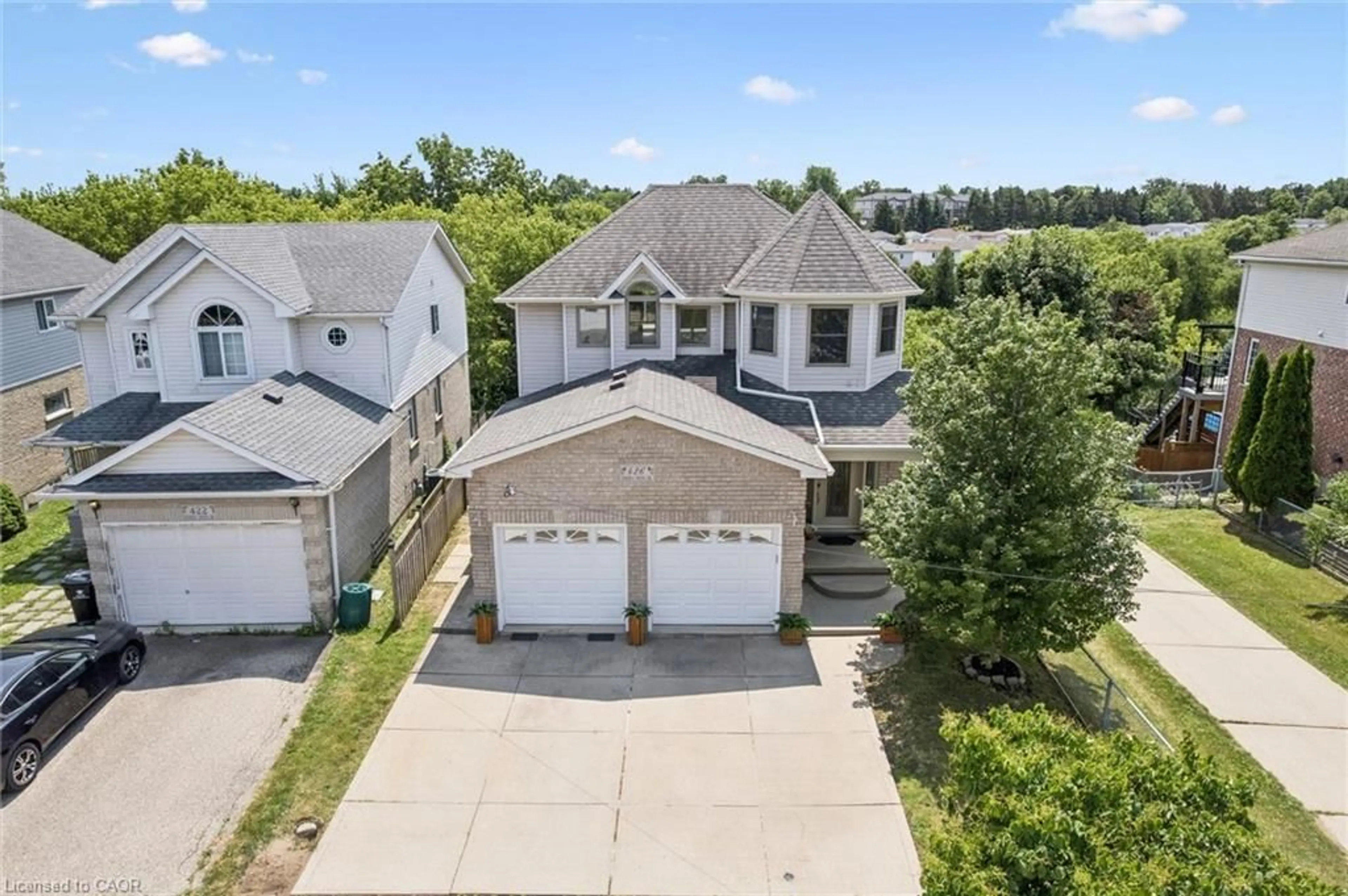A pic from outside/outdoor area/front of a property/back of a property/a pic from drone, unknown for 426 Hidden Creek Dr, Kitchener Ontario N2N 3N2