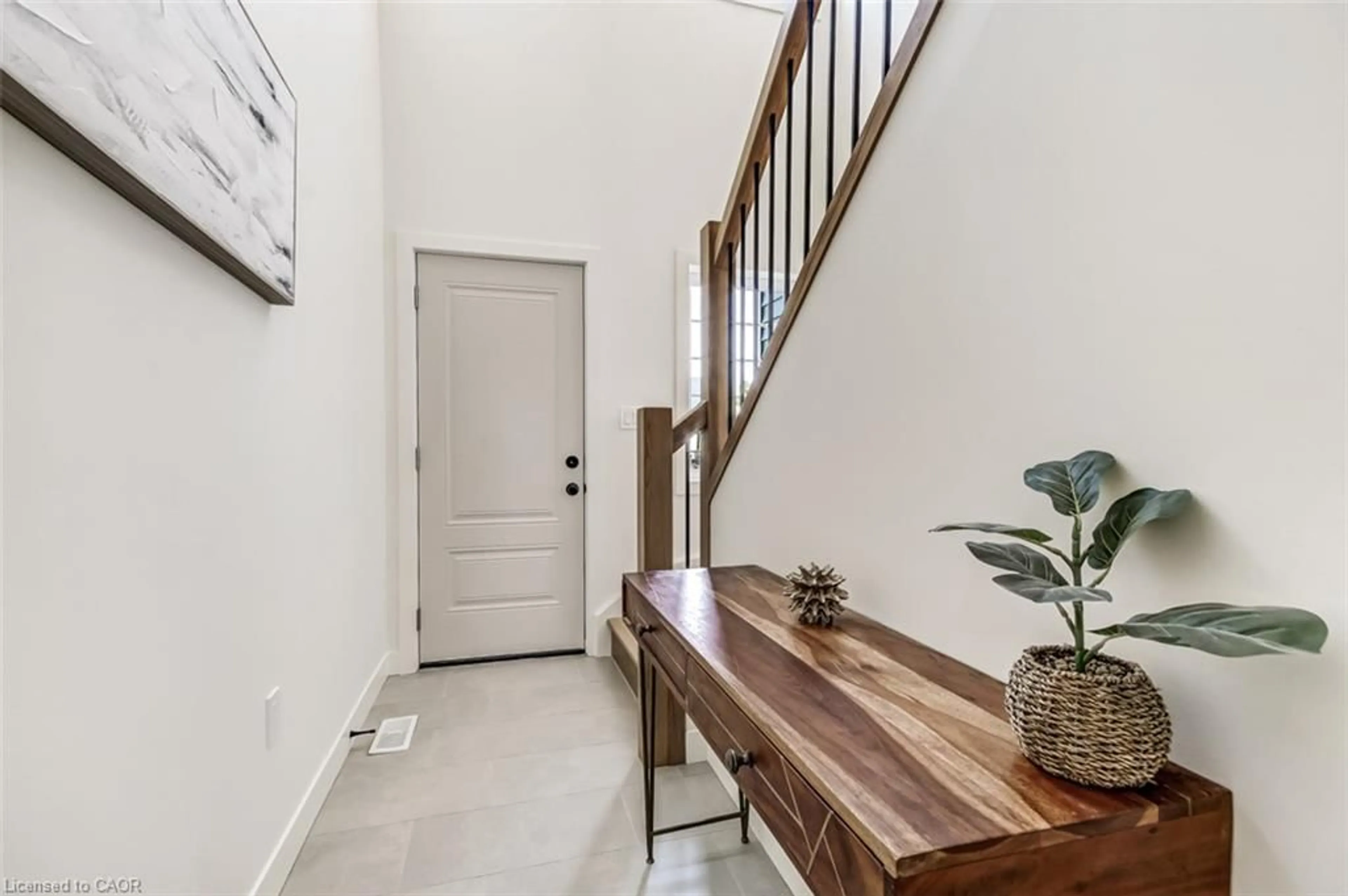 Indoor entryway for 214 William St, Delhi Ontario N4B 2E1