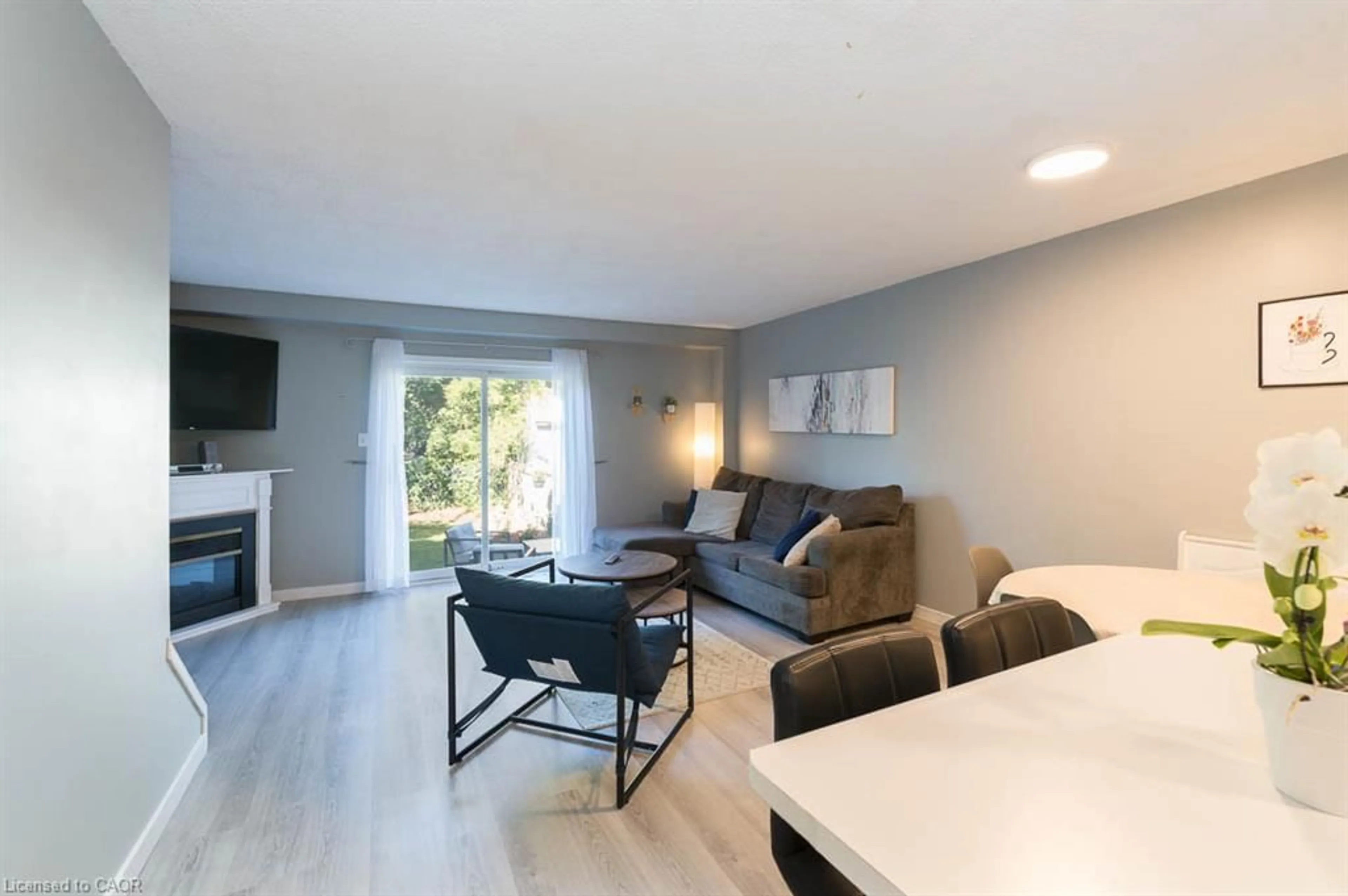 Living room with furniture, wood/laminate floor for 4345 Beverley Cres, Beamsville Ontario L3J 0P6