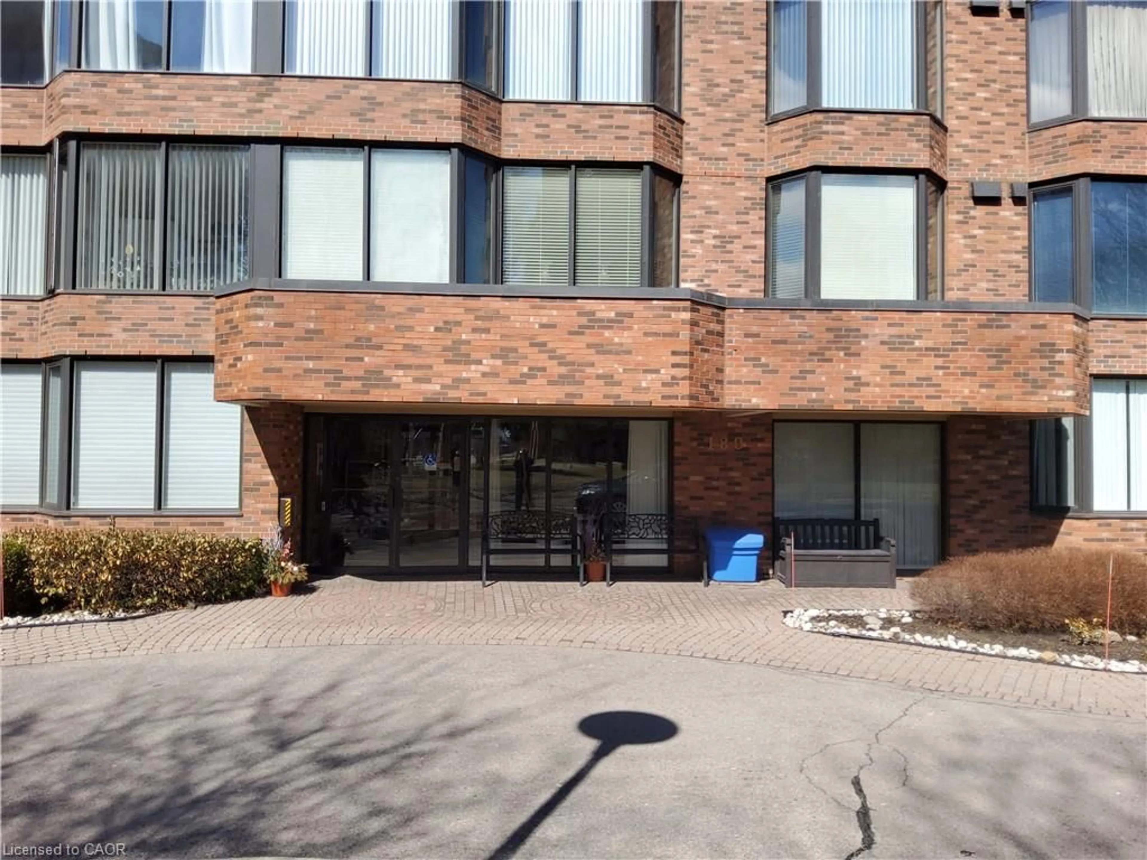 Indoor foyer for 180 Limeridge Rd #401, Hamilton Ontario L9C 7H7