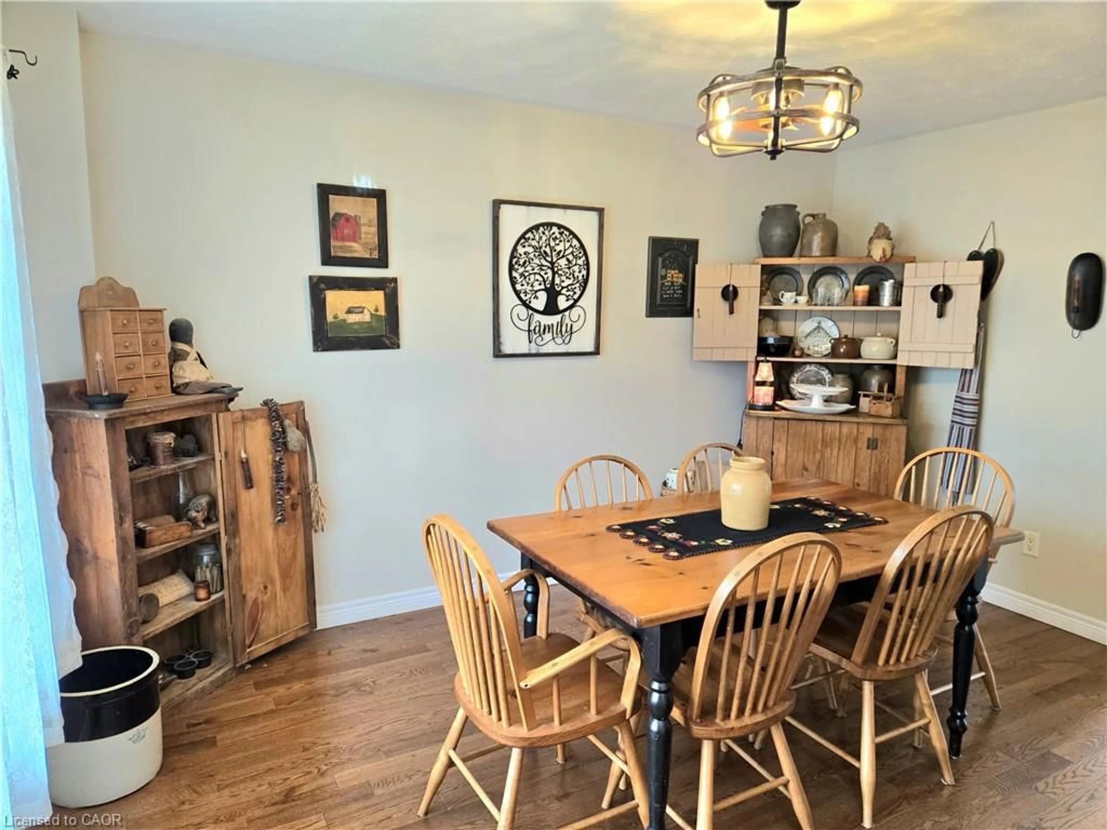 Dining room, wood/laminate floor for 17 Driftwood Dr, Simcoe Ontario N3Y 0A3