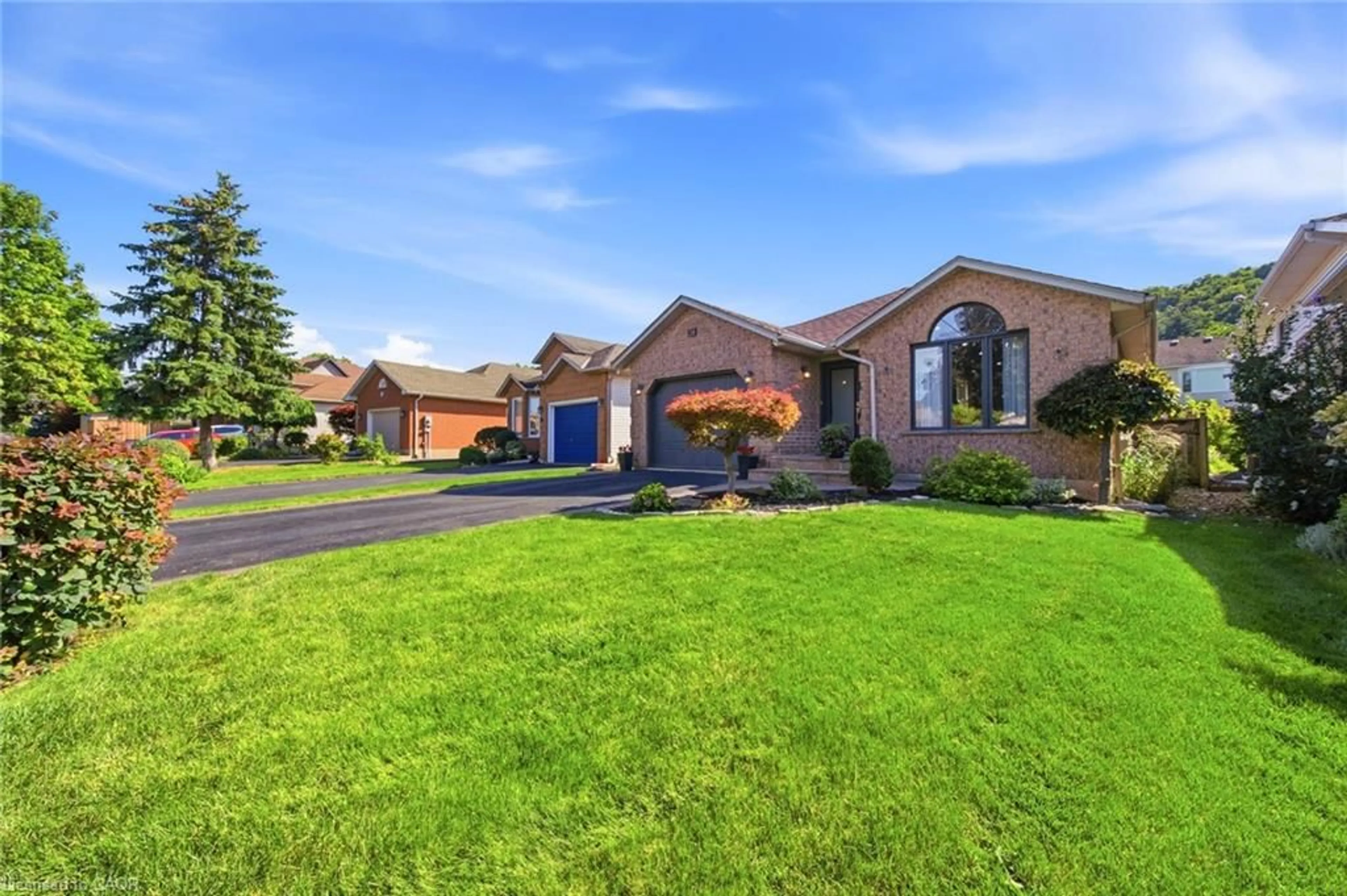 Home with brick exterior material, street for 28 Colonial Cres, Grimsby Ontario L3M 5H3