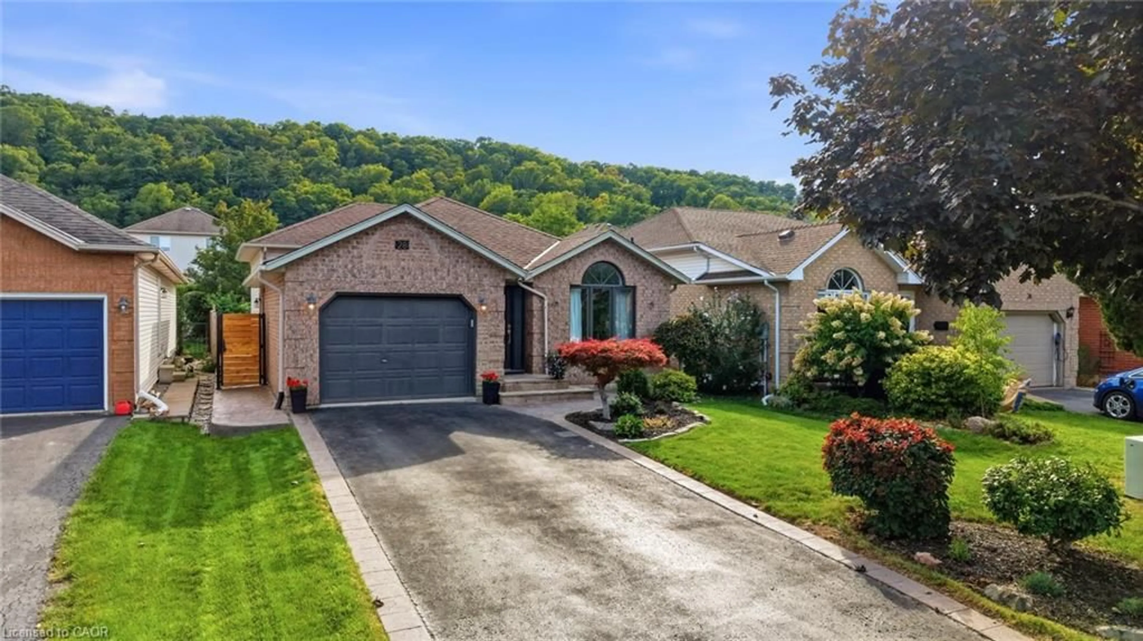 Home with brick exterior material, street for 28 Colonial Cres, Grimsby Ontario L3M 5H3