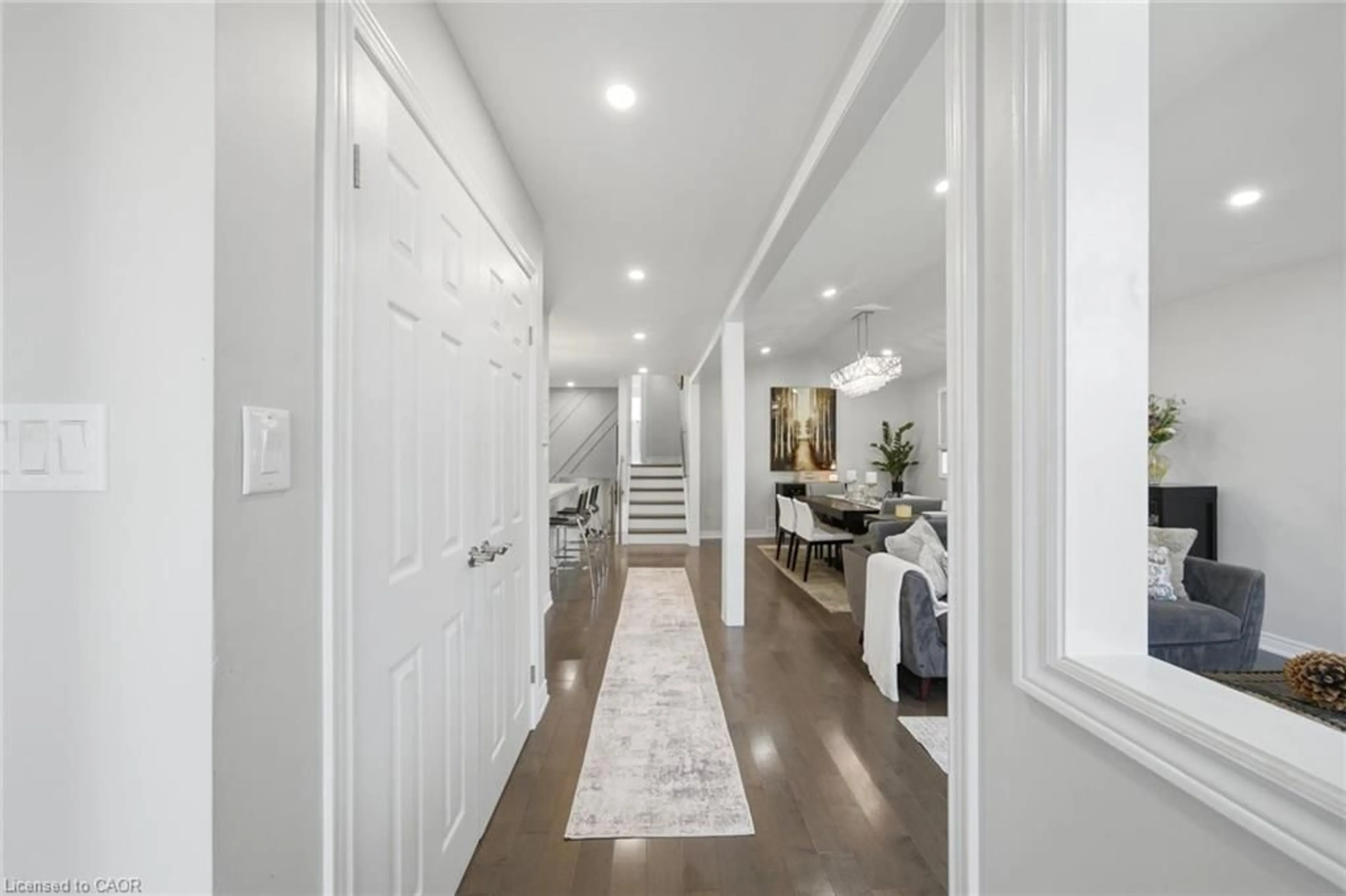 Indoor entryway for 28 Colonial Cres, Grimsby Ontario L3M 5H3