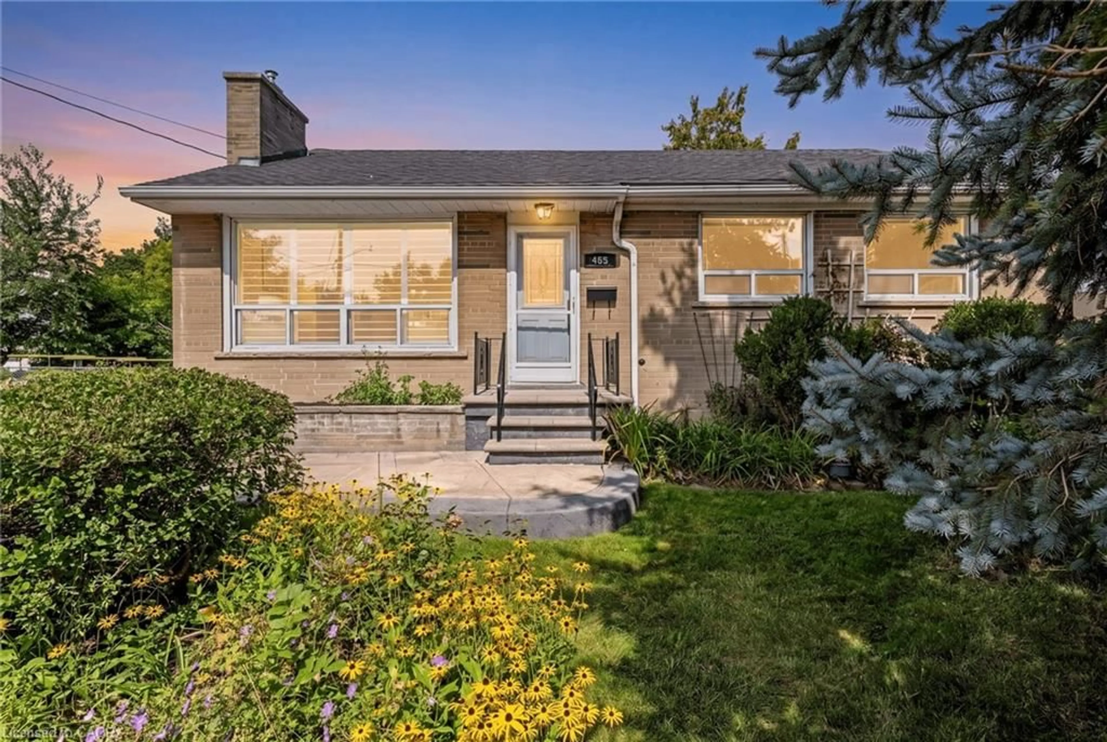 Home with vinyl exterior material, street for 408 Kingsleigh Crt, Milton Ontario L9T 1X7