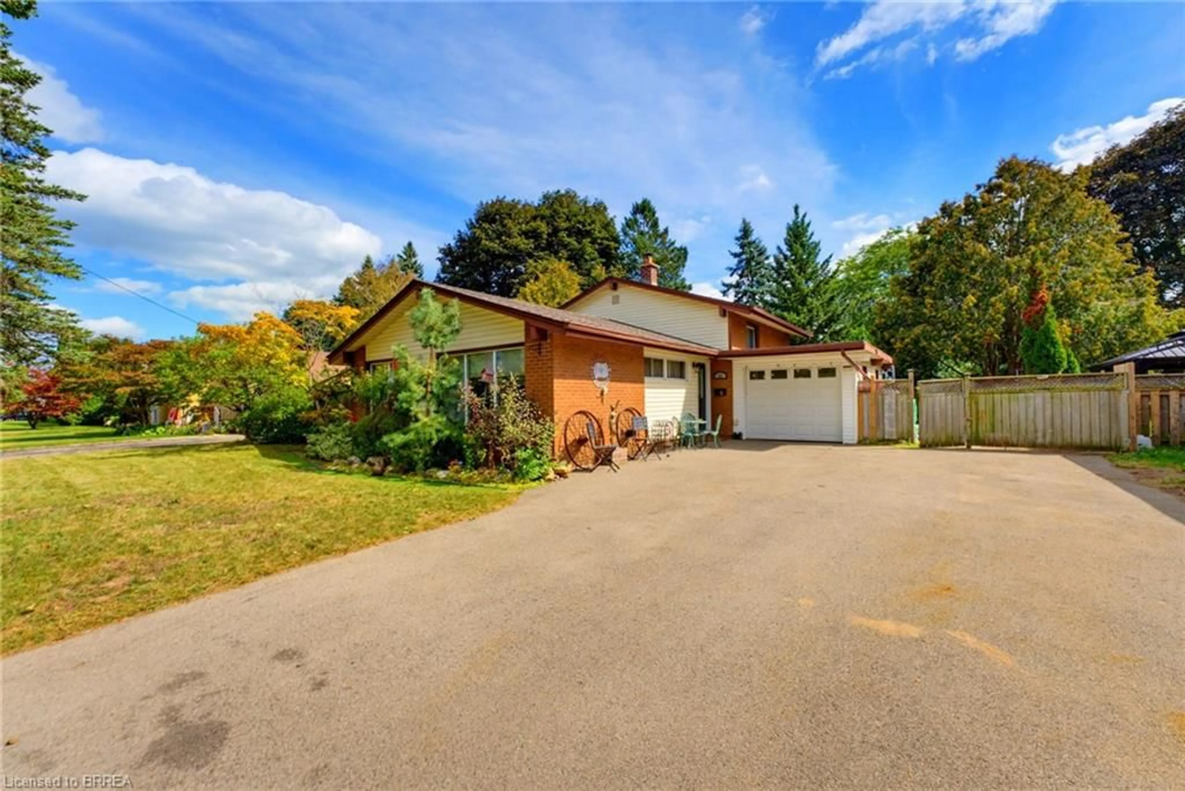 A pic from outside/outdoor area/front of a property/back of a property/a pic from drone, street for 11 Redwood Rd, Brantford Ontario N3R 3M2