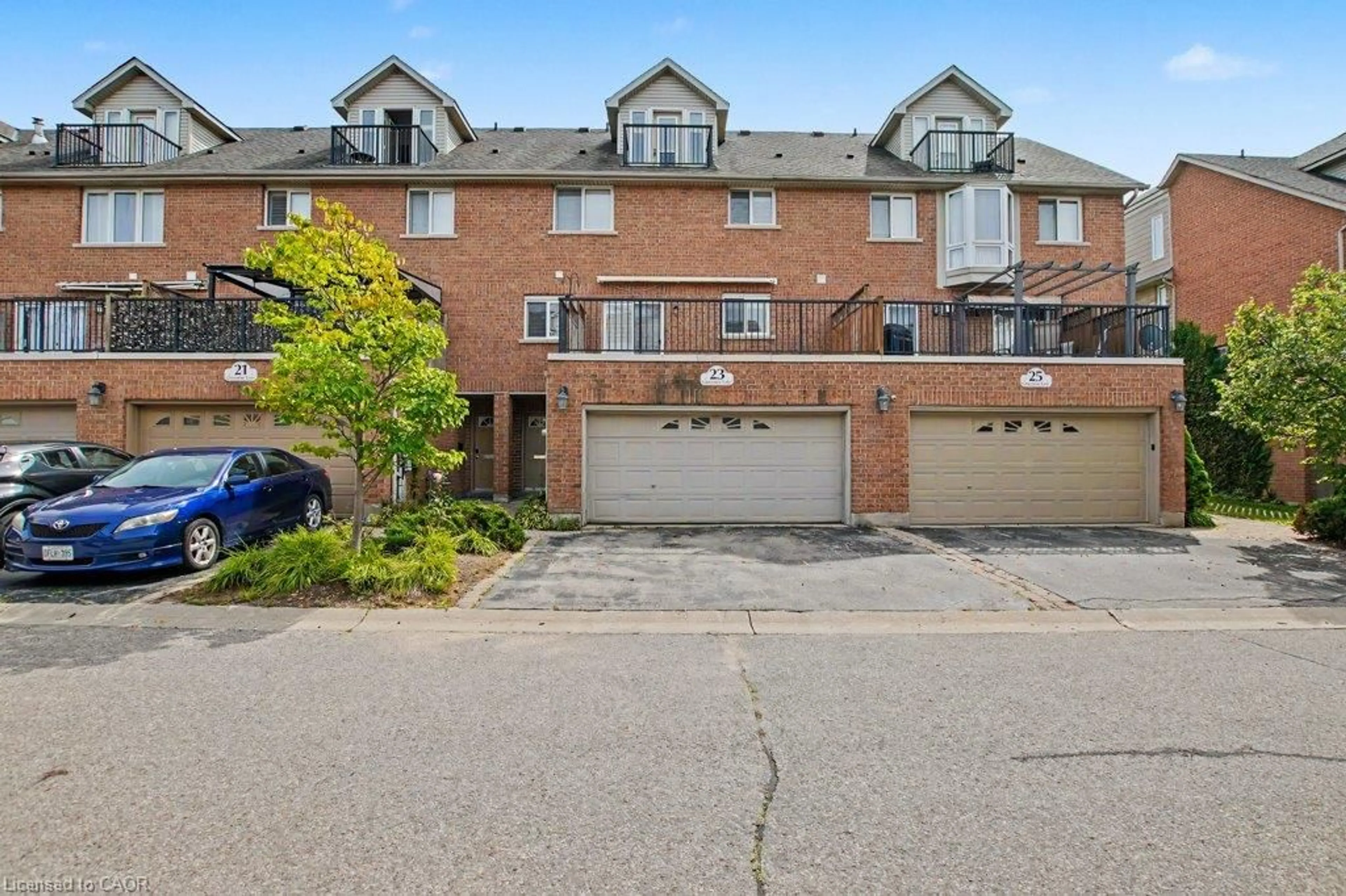 A pic from outside/outdoor area/front of a property/back of a property/a pic from drone, street for 23 Grosvenor Lane, Cambridge Ontario N1R 8N2
