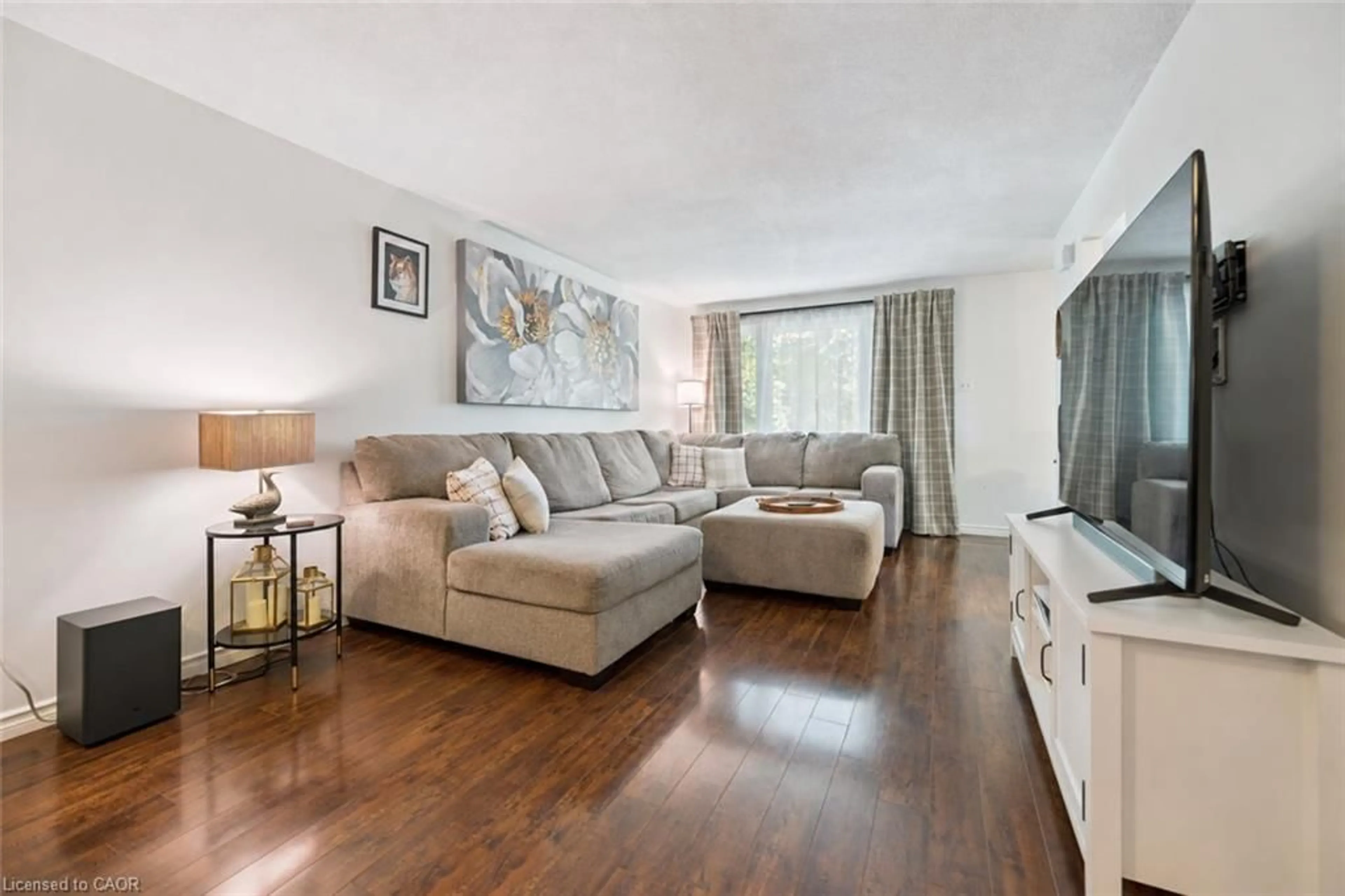 Living room with furniture, wood/laminate floor for 53 Northview Heights Dr, Cambridge Ontario N1R 7A7