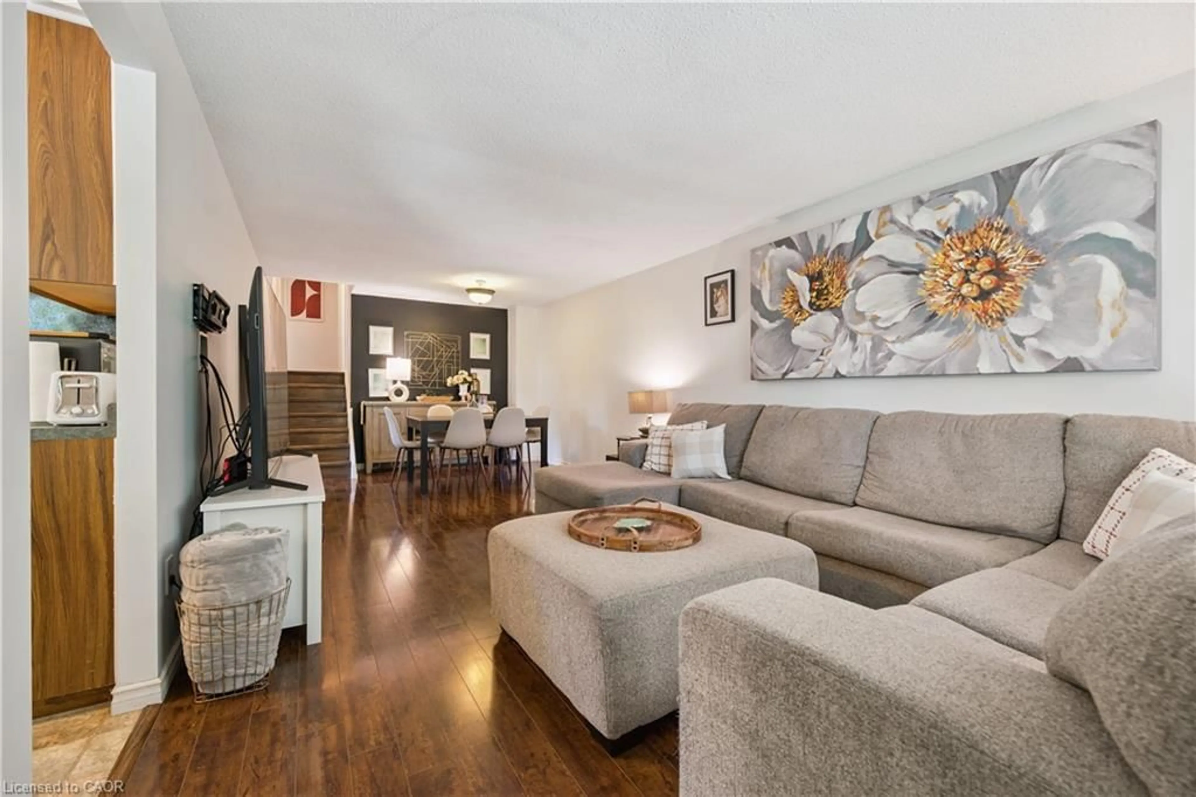 Living room with furniture, wood/laminate floor for 53 Northview Heights Dr, Cambridge Ontario N1R 7A7