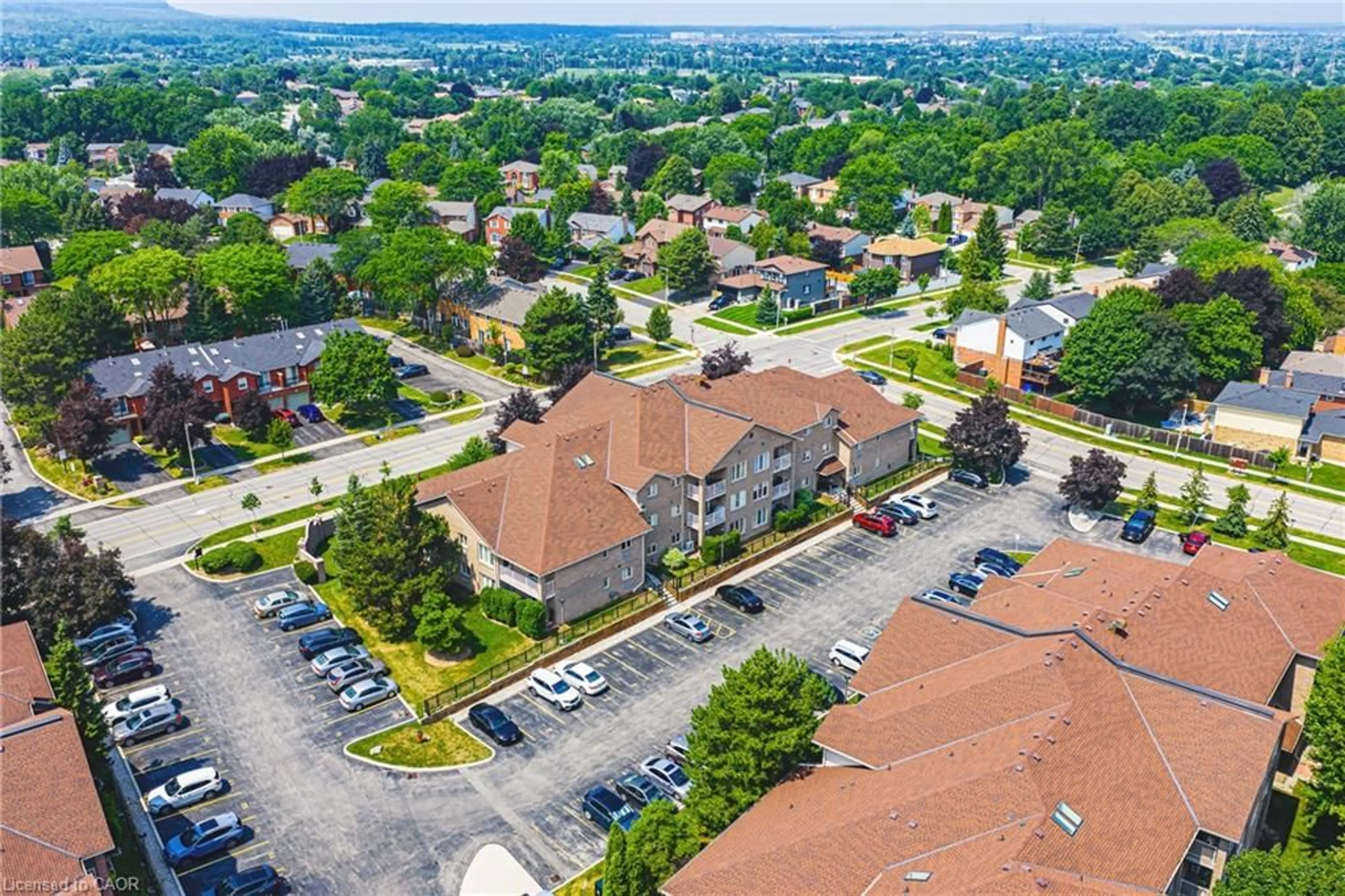 A pic from outside/outdoor area/front of a property/back of a property/a pic from drone, street for 3050 Pinemeadow Dr, Burlington Ontario L7M 3X5