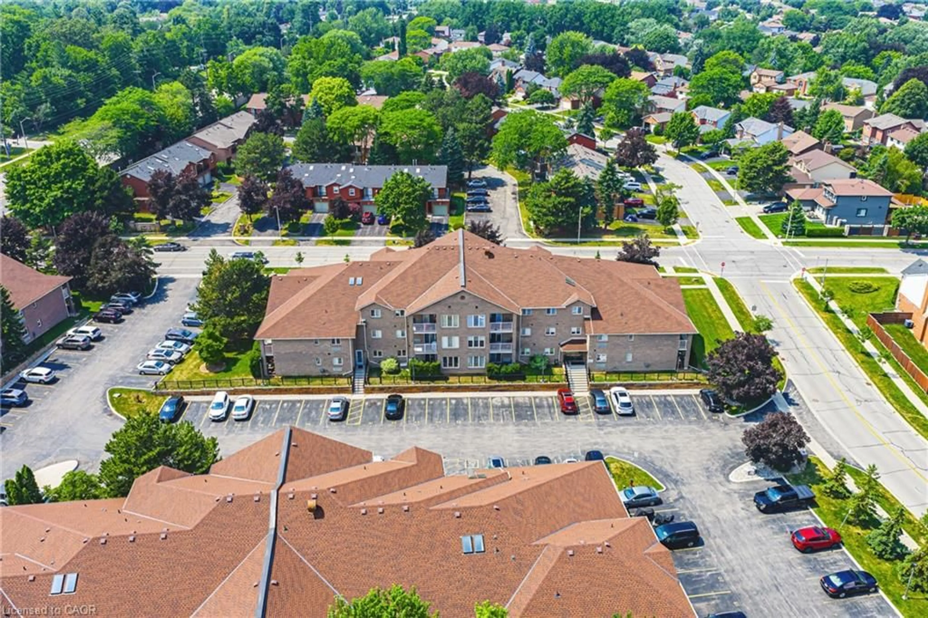 A pic from outside/outdoor area/front of a property/back of a property/a pic from drone, street for 3050 Pinemeadow Dr, Burlington Ontario L7M 3X5