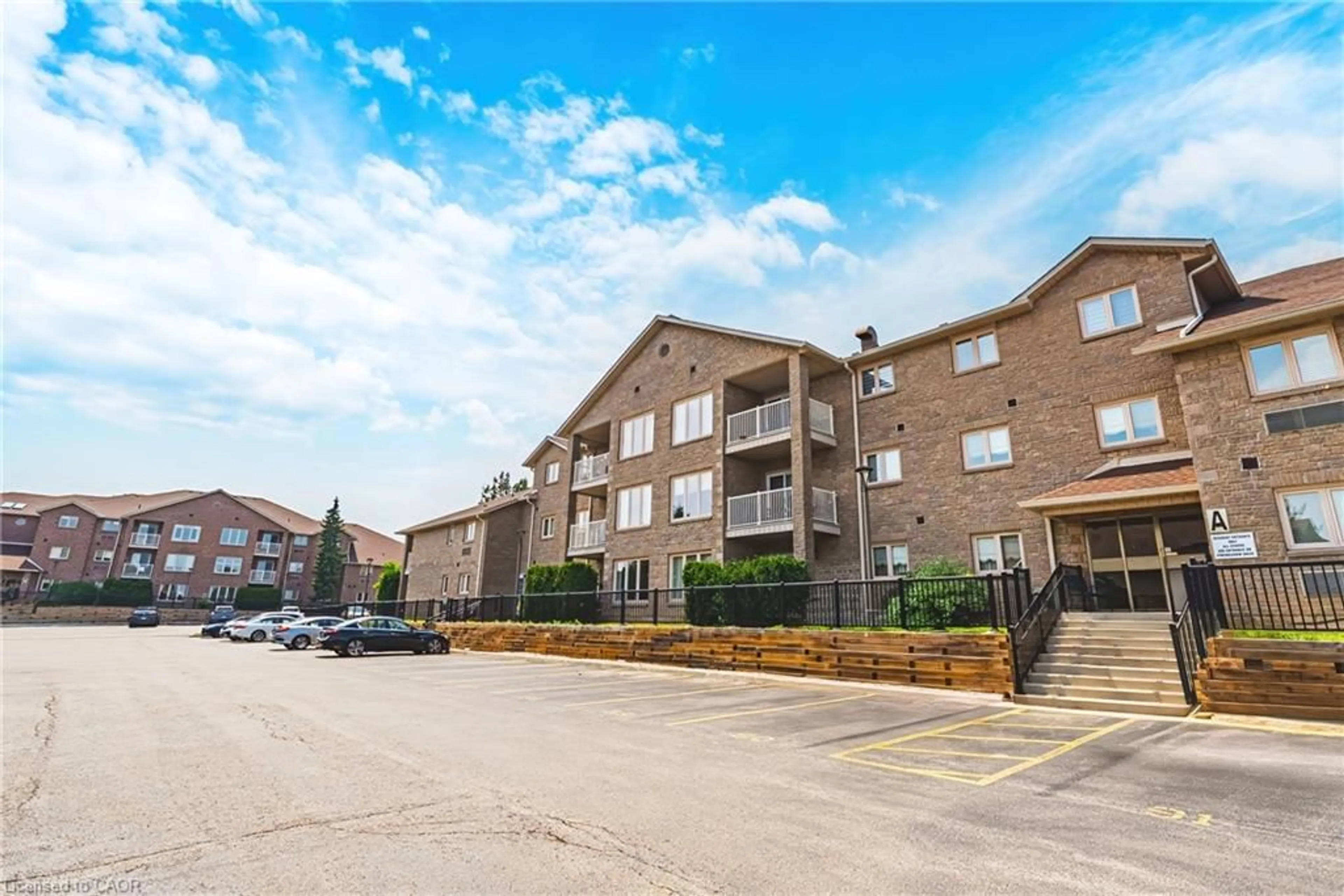 Patio, unknown for 3050 Pinemeadow Dr, Burlington Ontario L7M 3X5