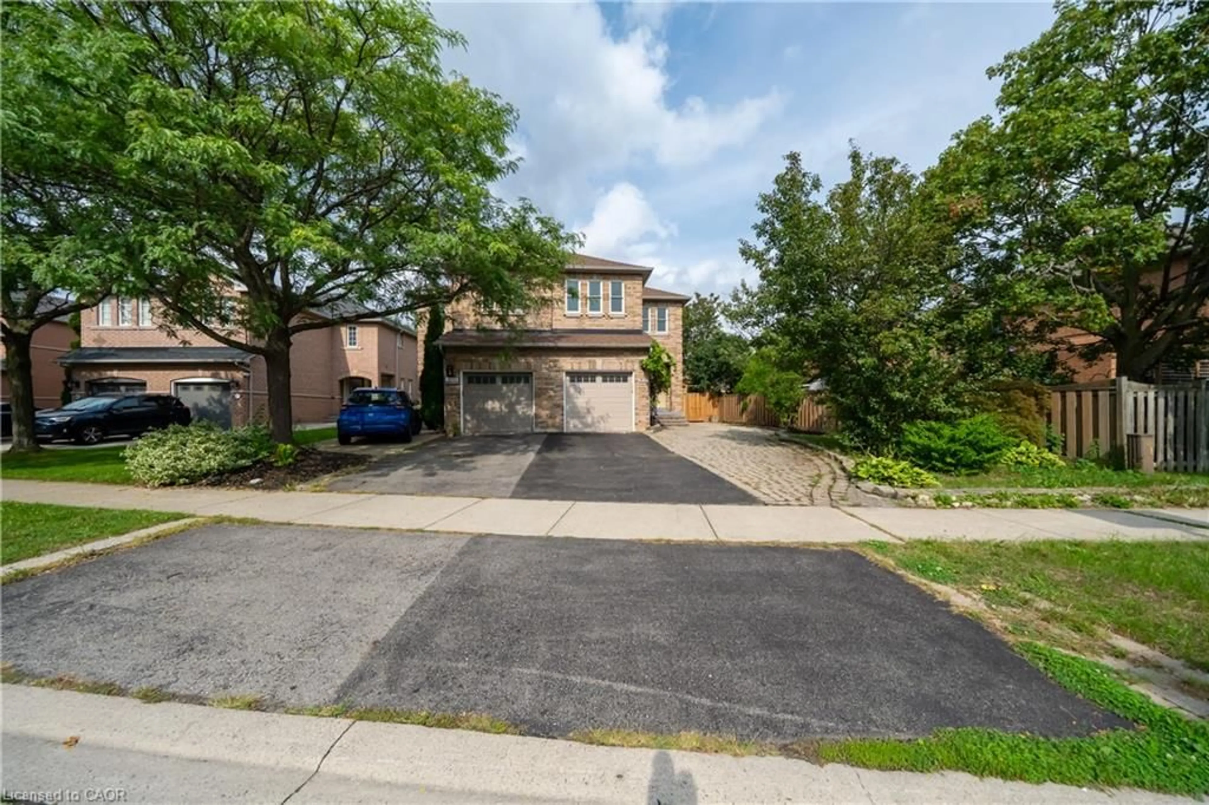 A pic from outside/outdoor area/front of a property/back of a property/a pic from drone, street for 2031 Westree Dr, Oakville Ontario L6M 3W3