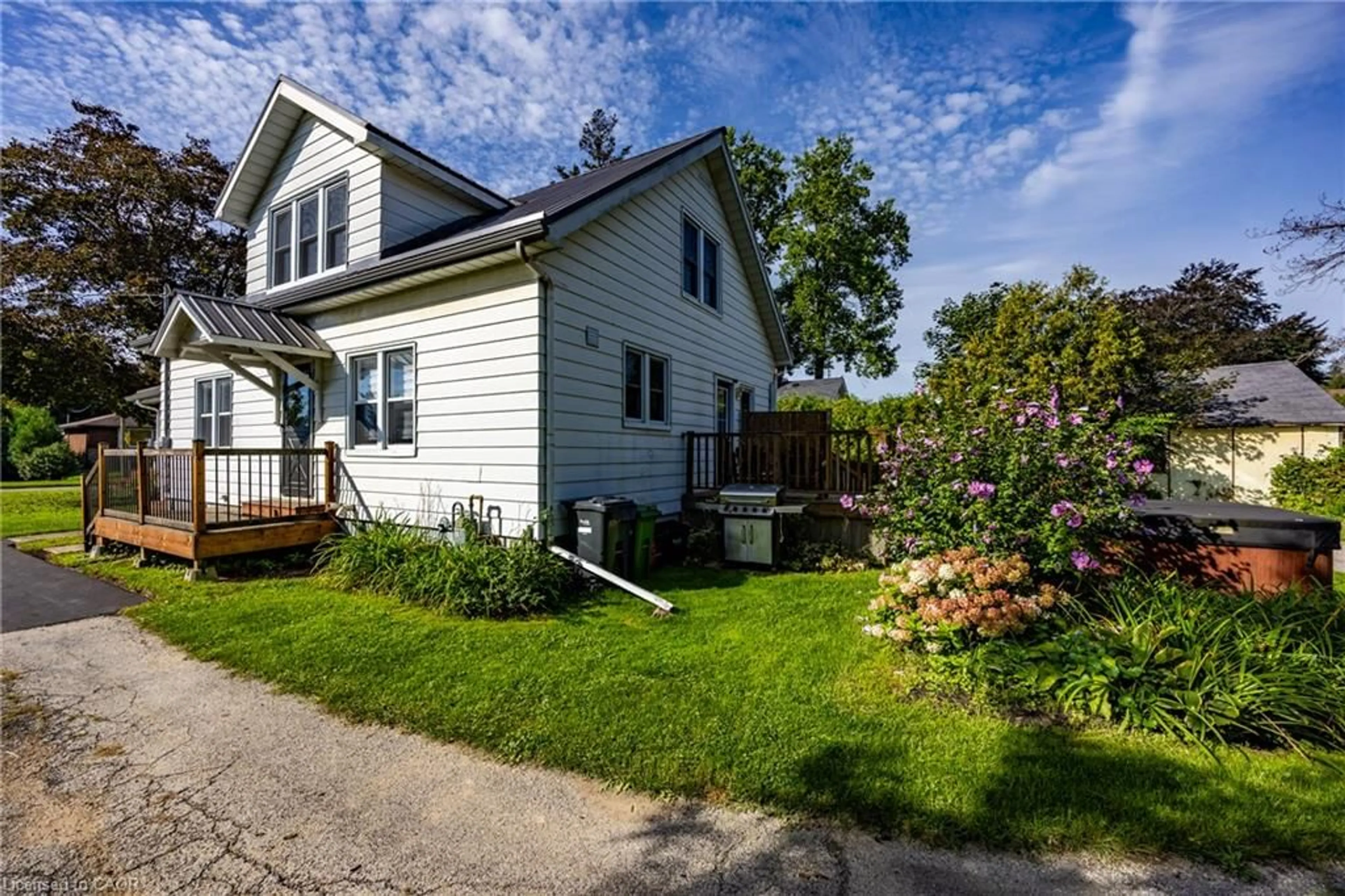 A pic from outside/outdoor area/front of a property/back of a property/a pic from drone, street for 471 Church St, Delhi Ontario N4B 1V2