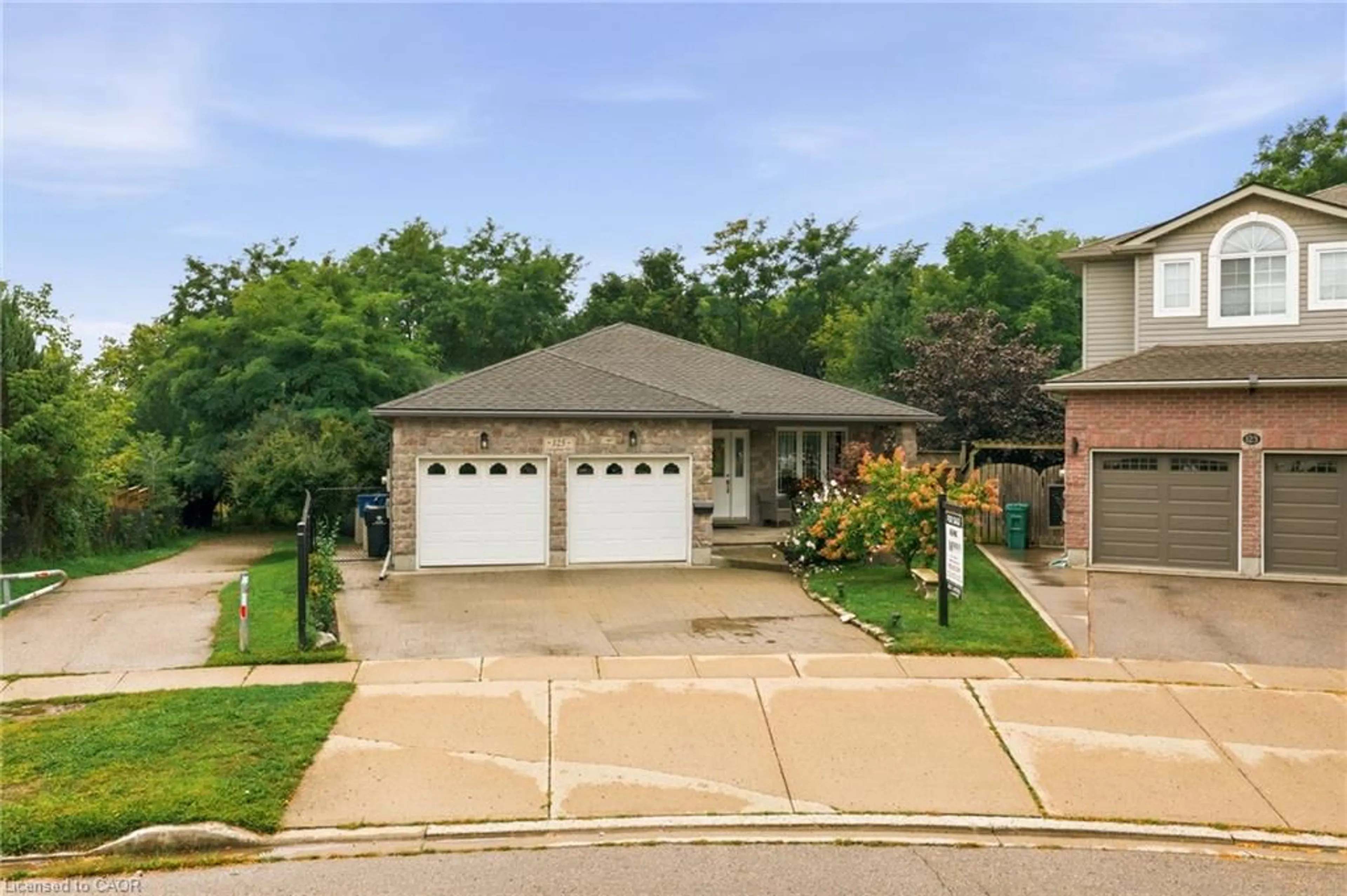 A pic from outside/outdoor area/front of a property/back of a property/a pic from drone, street for 125 Langlaw Dr, Cambridge Ontario N1P 1H9
