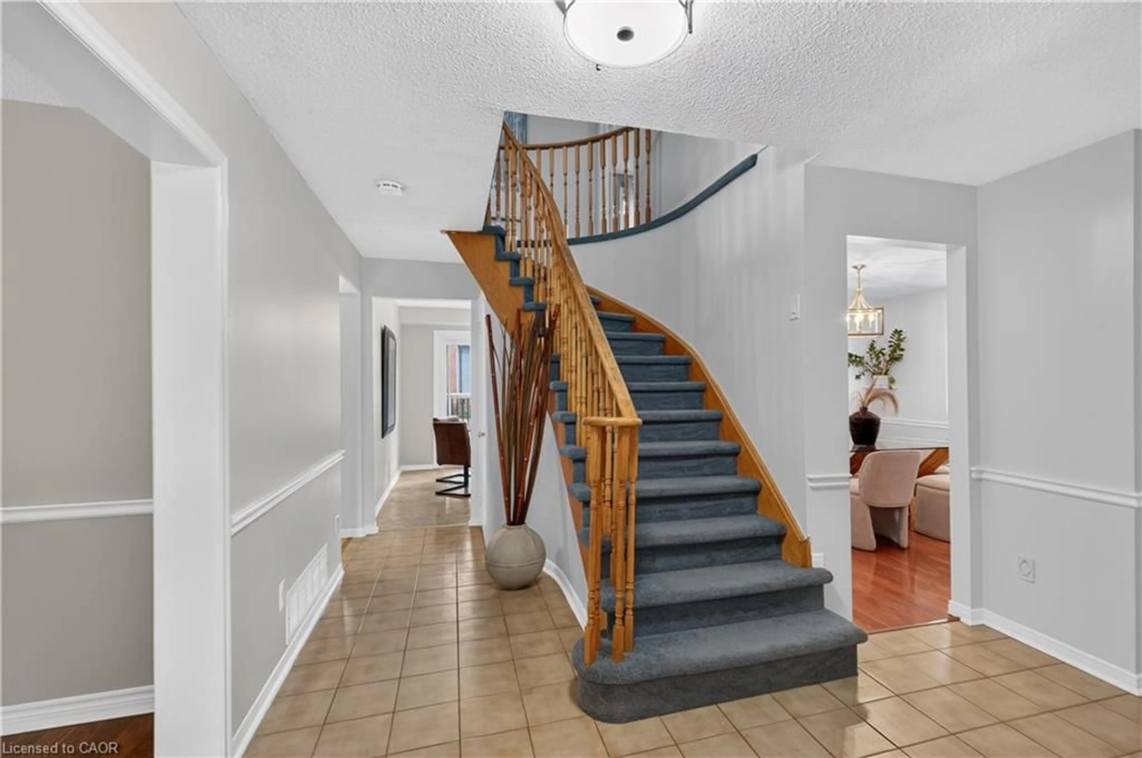 Indoor foyer for 3222 Wentworth St, Burlington Ontario L7M 2N4