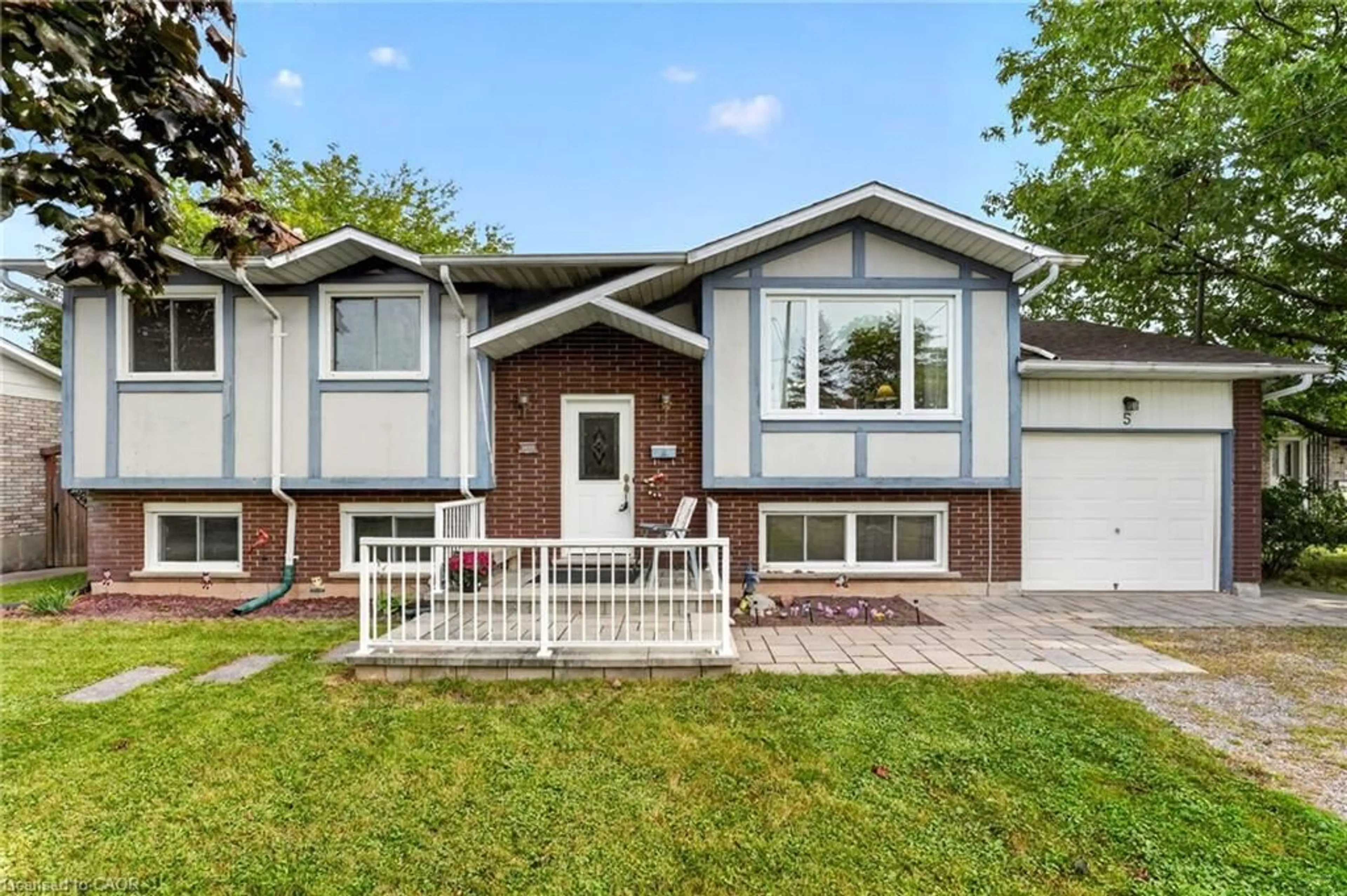 Home with vinyl exterior material, street for 5 Brooks Cir, Smithville Ontario L0R 2A0