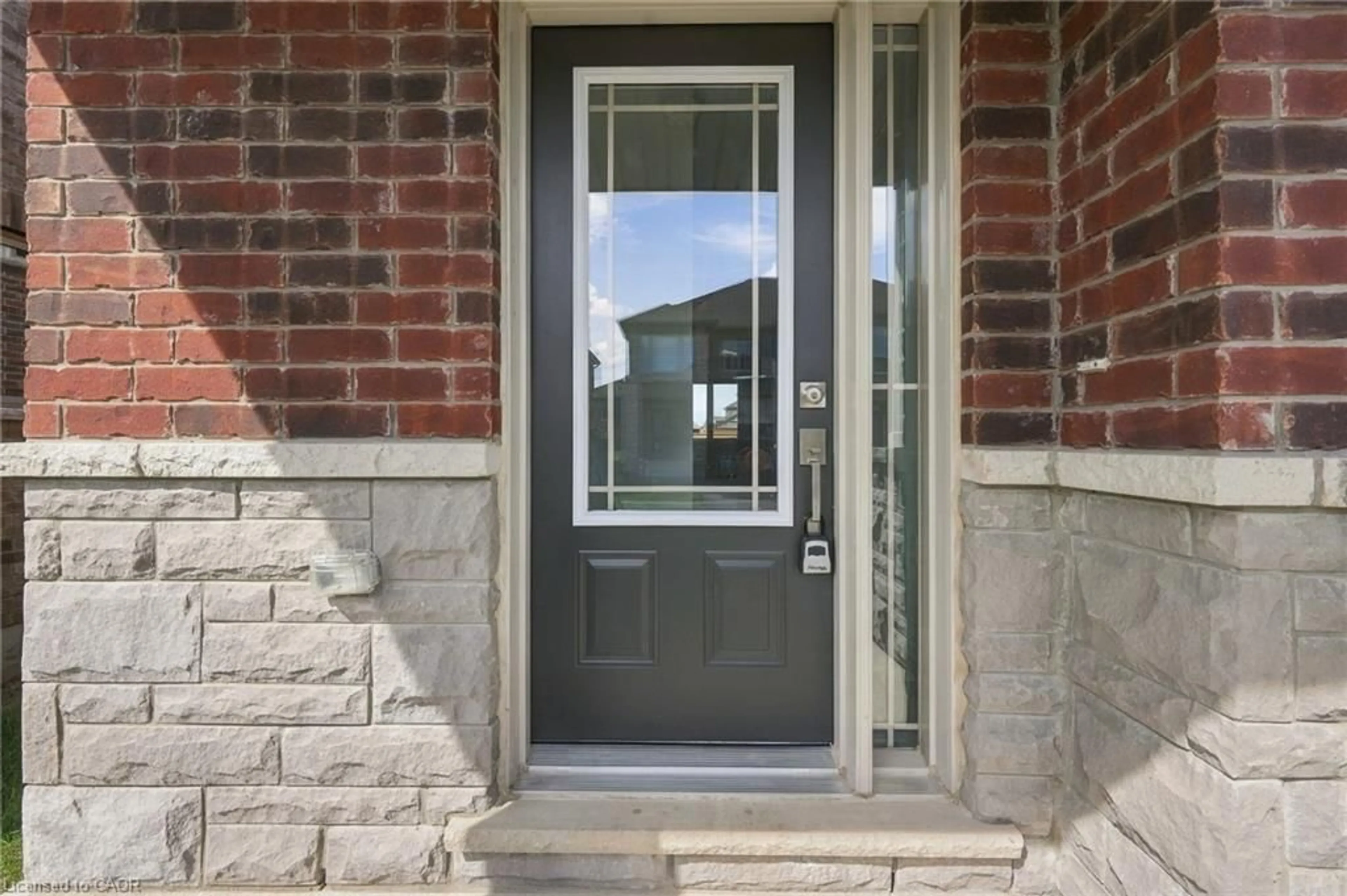 Indoor entryway for 20 Admiral Rd, Welland Ontario L3B 6H9