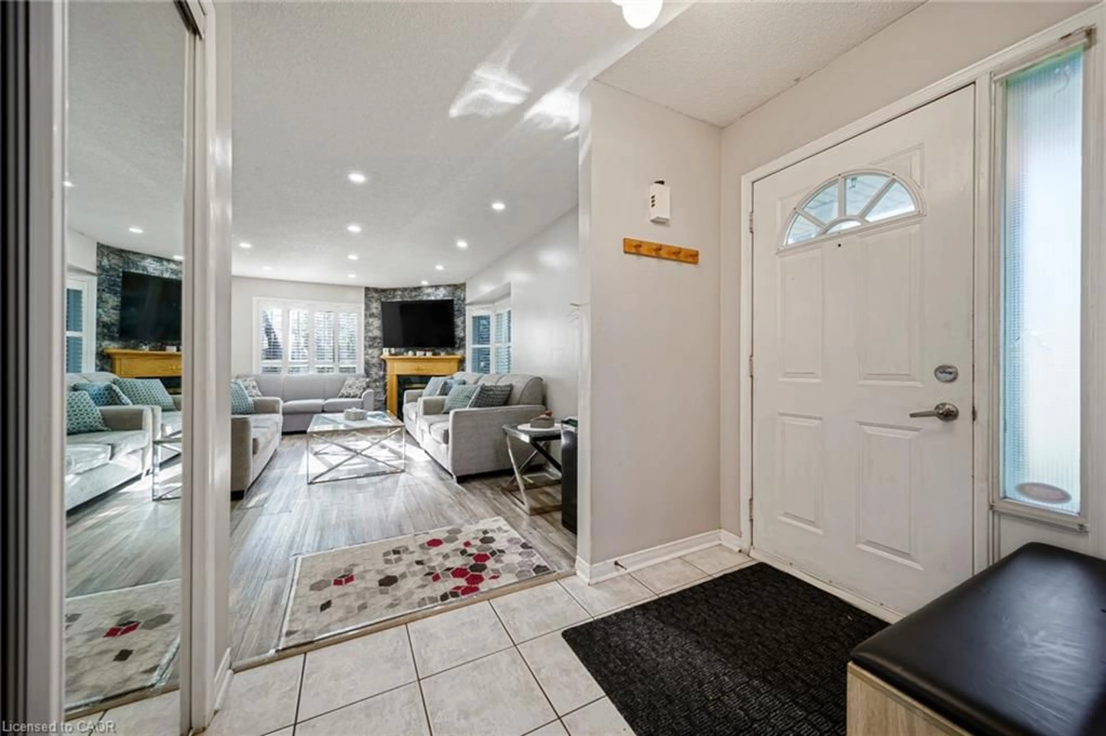 Indoor entryway for 800 Paramount Dr #1, Stoney Creek Ontario L8J 3V7