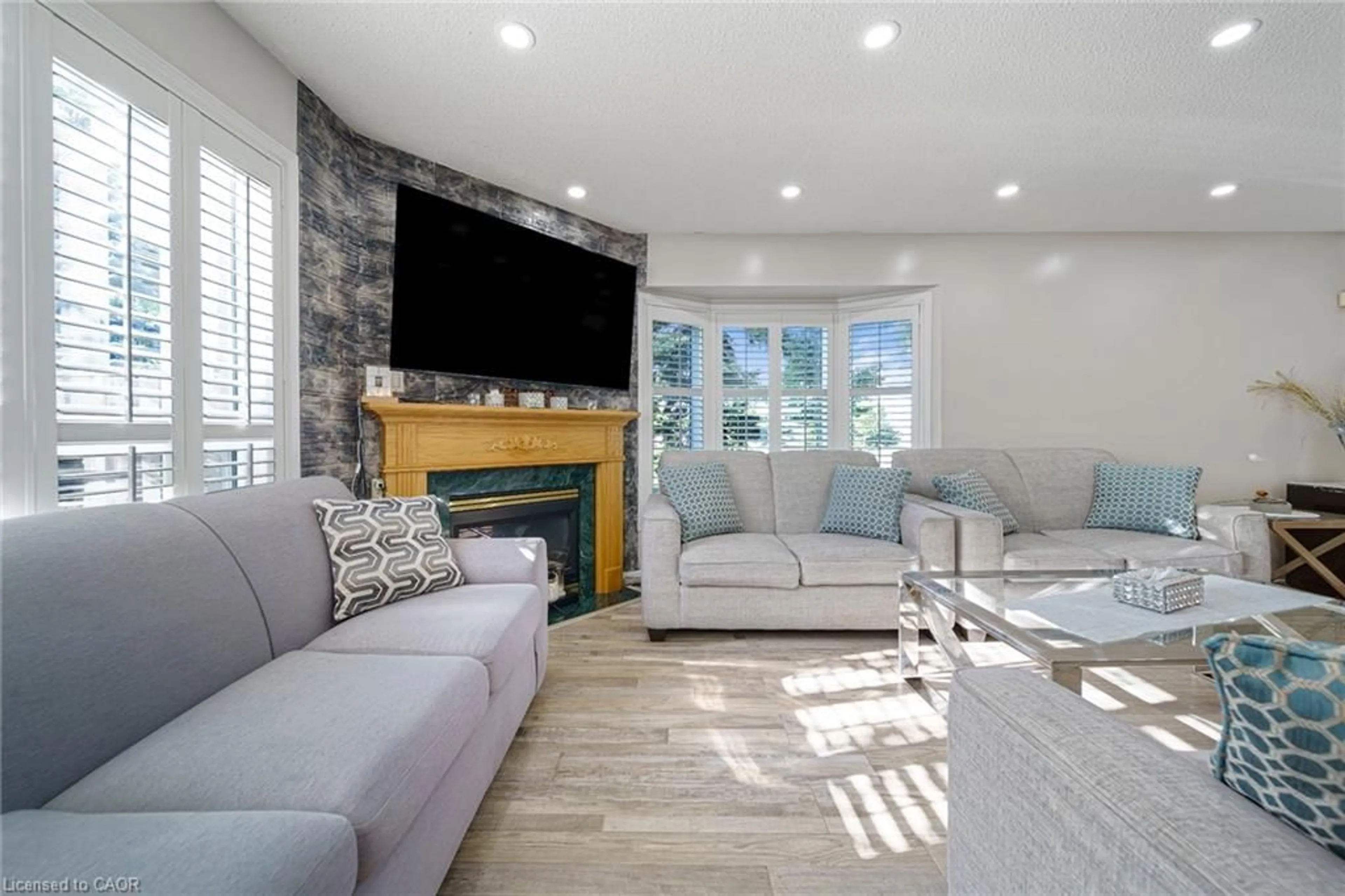 Living room with furniture, unknown for 800 Paramount Dr #1, Stoney Creek Ontario L8J 3V7
