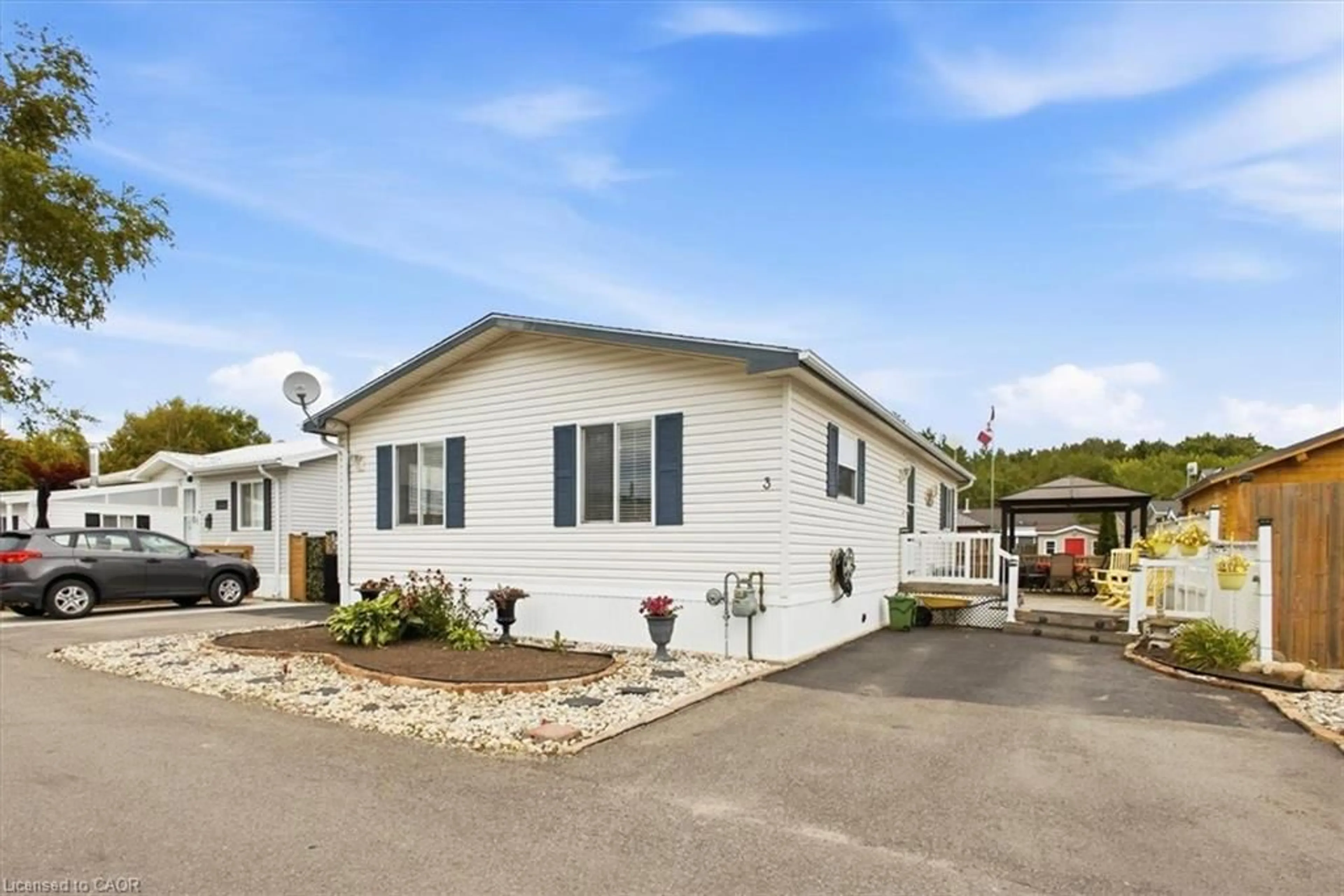 Home with vinyl exterior material, street for 3 Walnut Way Pvt, Puslinch Ontario N0B 2J0