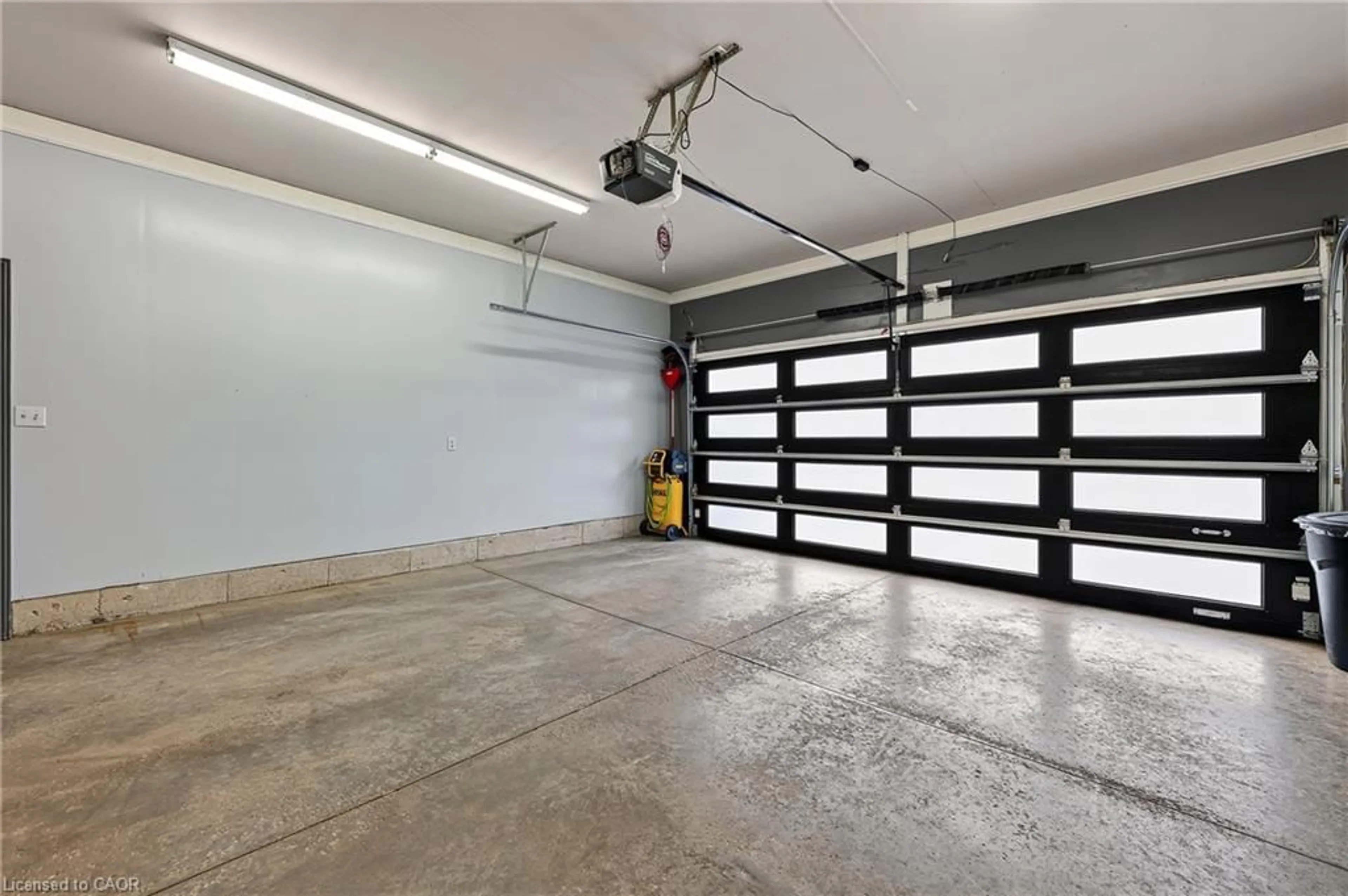 Indoor garage for 514 Parrott Pl, Woodstock Ontario N4T 1V7