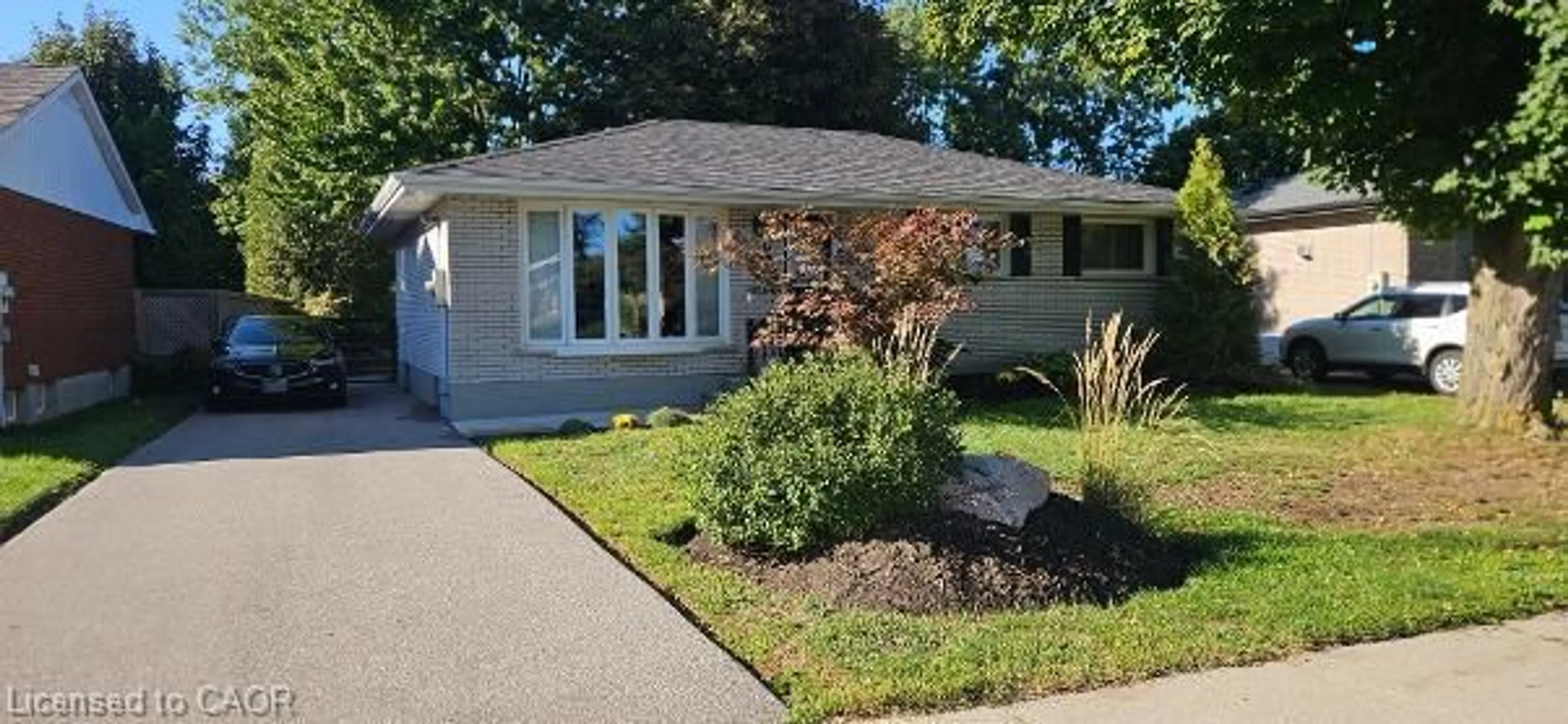Home with vinyl exterior material, street for 7 Cambridge Dr, Brantford Ontario N3R 5E1