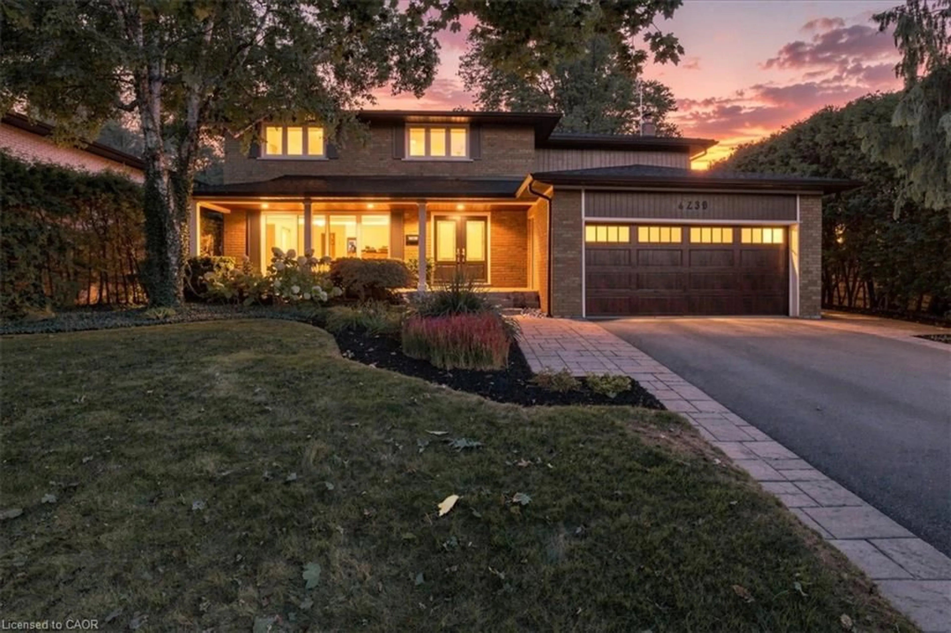 Home with brick exterior material, street for 4430 Hawthorne Dr, Burlington Ontario L7L 1G5
