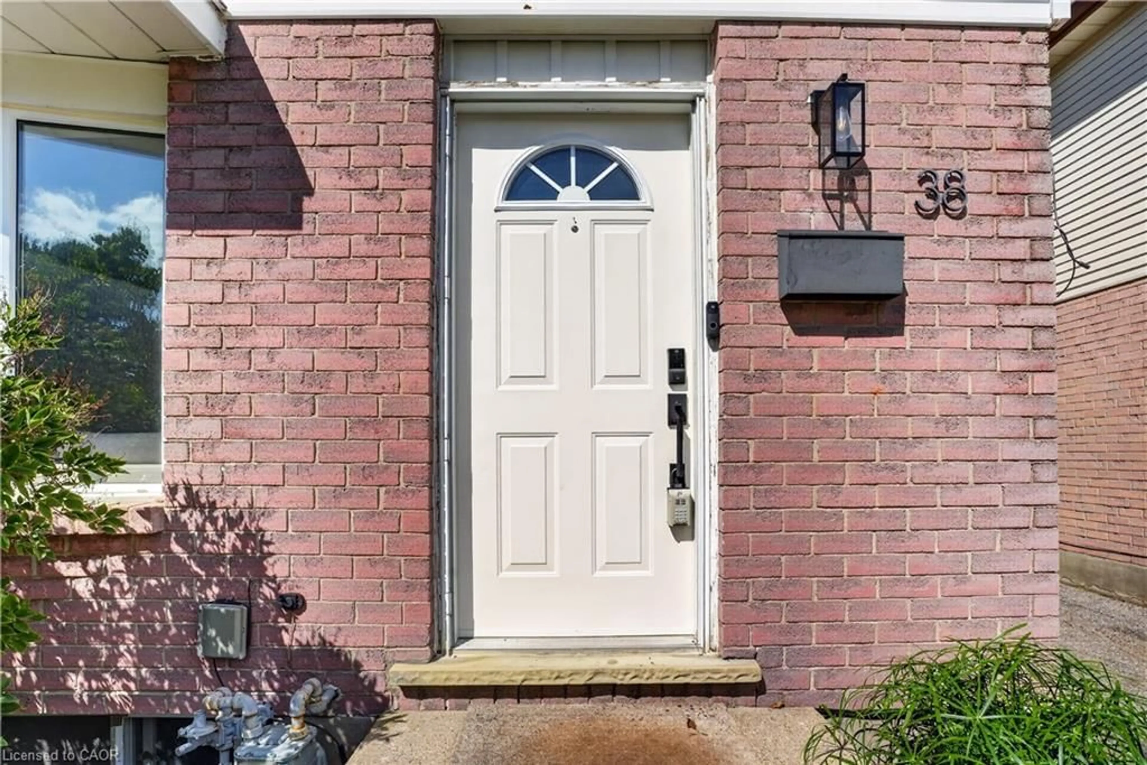 Indoor entryway for 38 Meadow Woods Cres, Kitchener Ontario N2N 1S5
