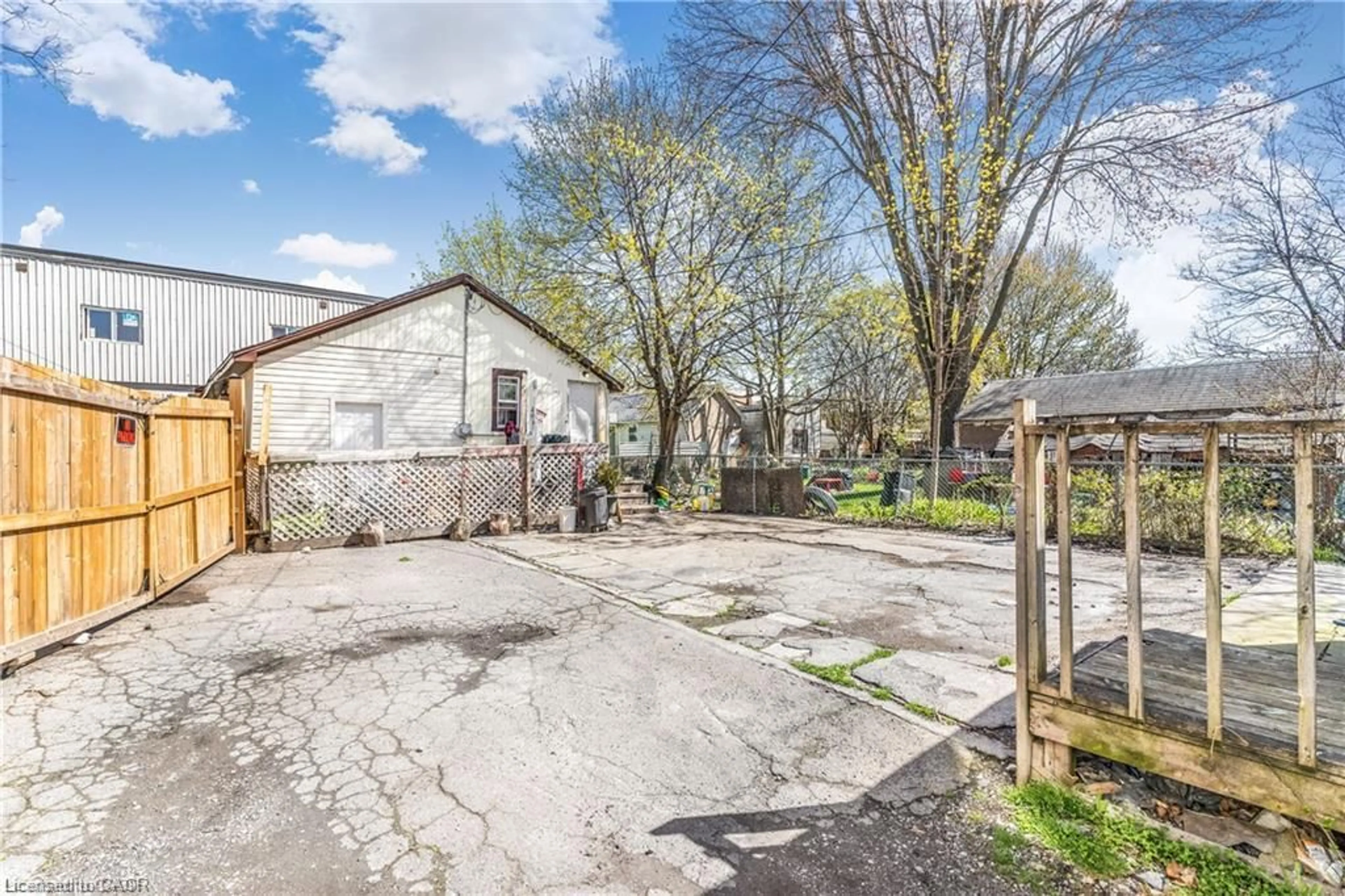 A pic from outside/outdoor area/front of a property/back of a property/a pic from drone, street for 16 Albert St, Welland Ontario L3B 4L2