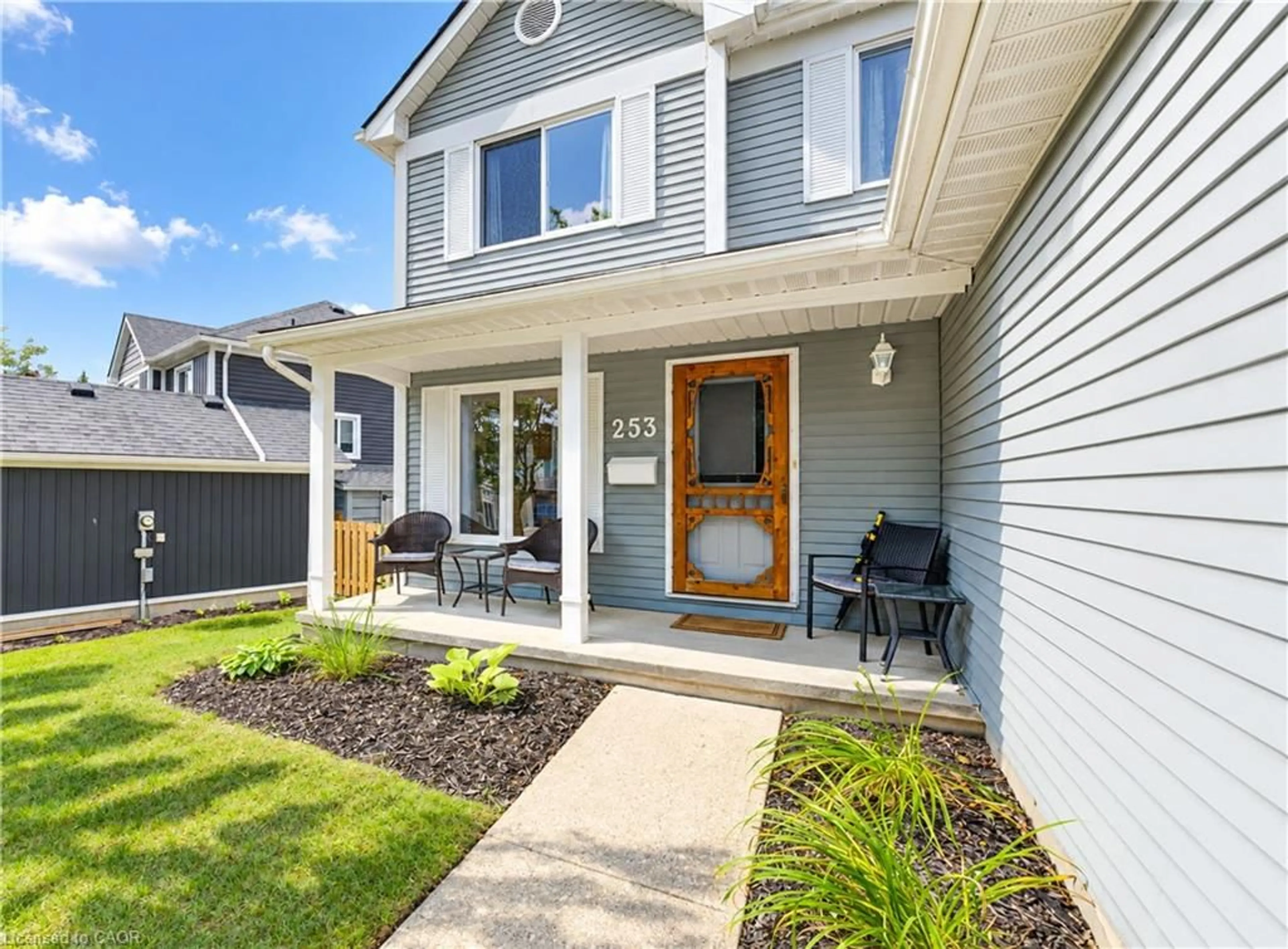 Home with vinyl exterior material, street for 253 Newport Pl, Waterloo Ontario N2T 1T9