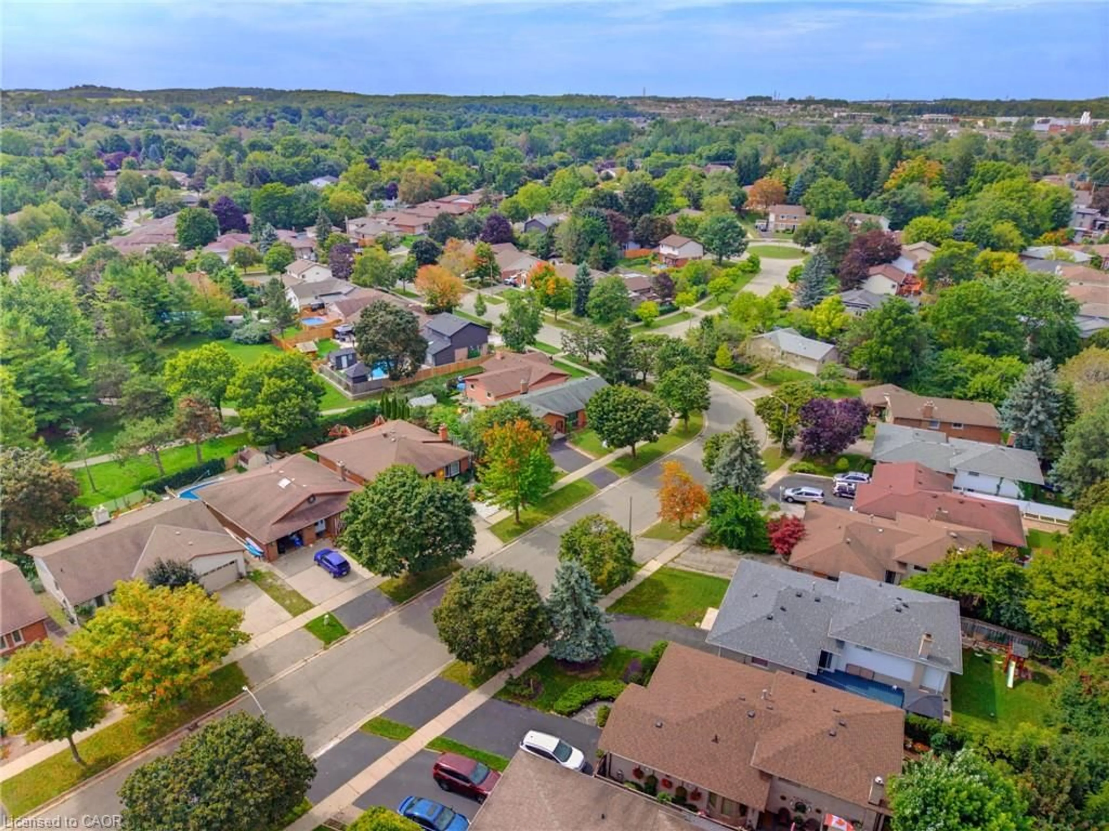 A pic from outside/outdoor area/front of a property/back of a property/a pic from drone, street for 35 Windy Ridge Dr, Kitchener Ontario N2P 1R9