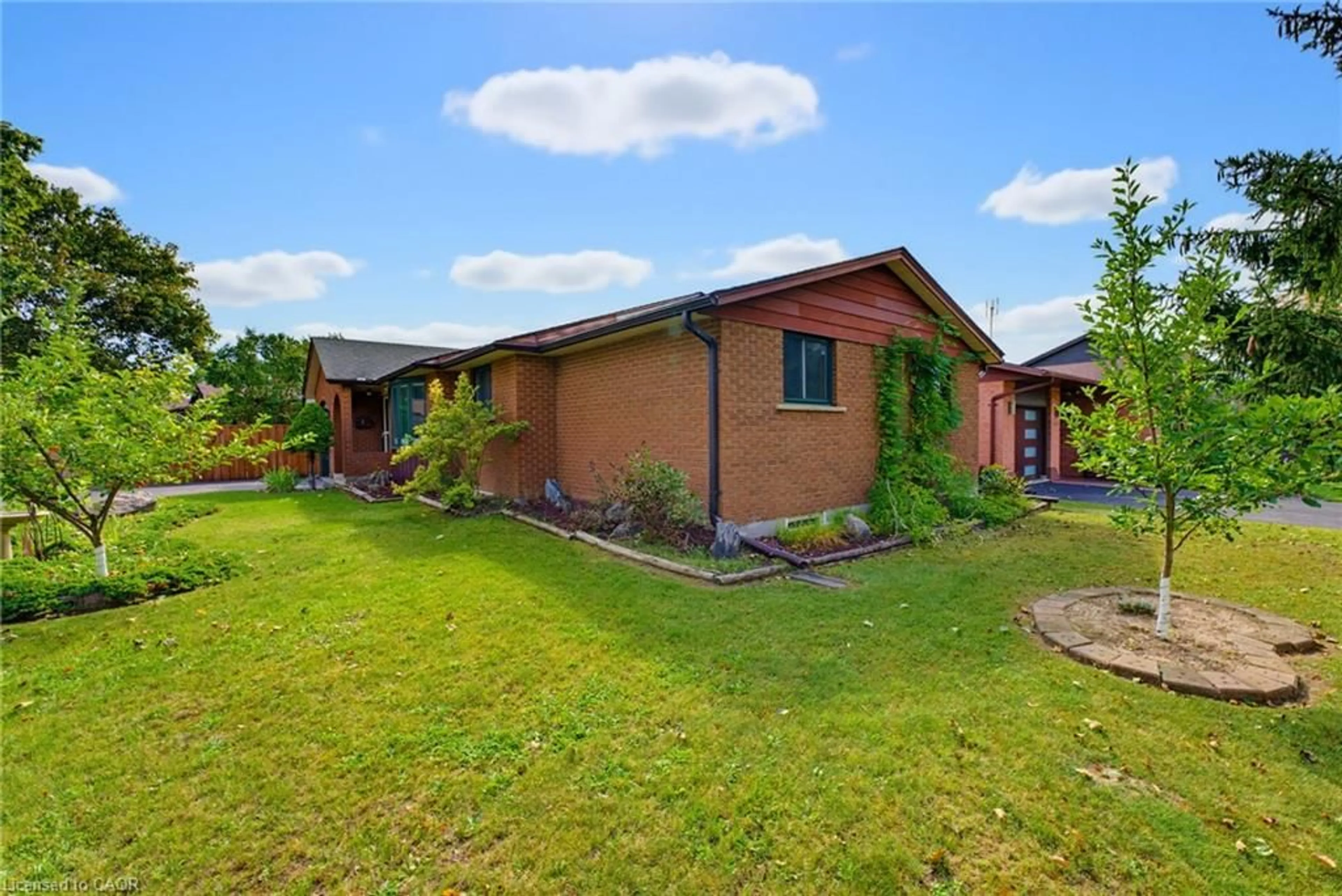 A pic from outside/outdoor area/front of a property/back of a property/a pic from drone, unknown for 35 Windy Ridge Dr, Kitchener Ontario N2P 1R9