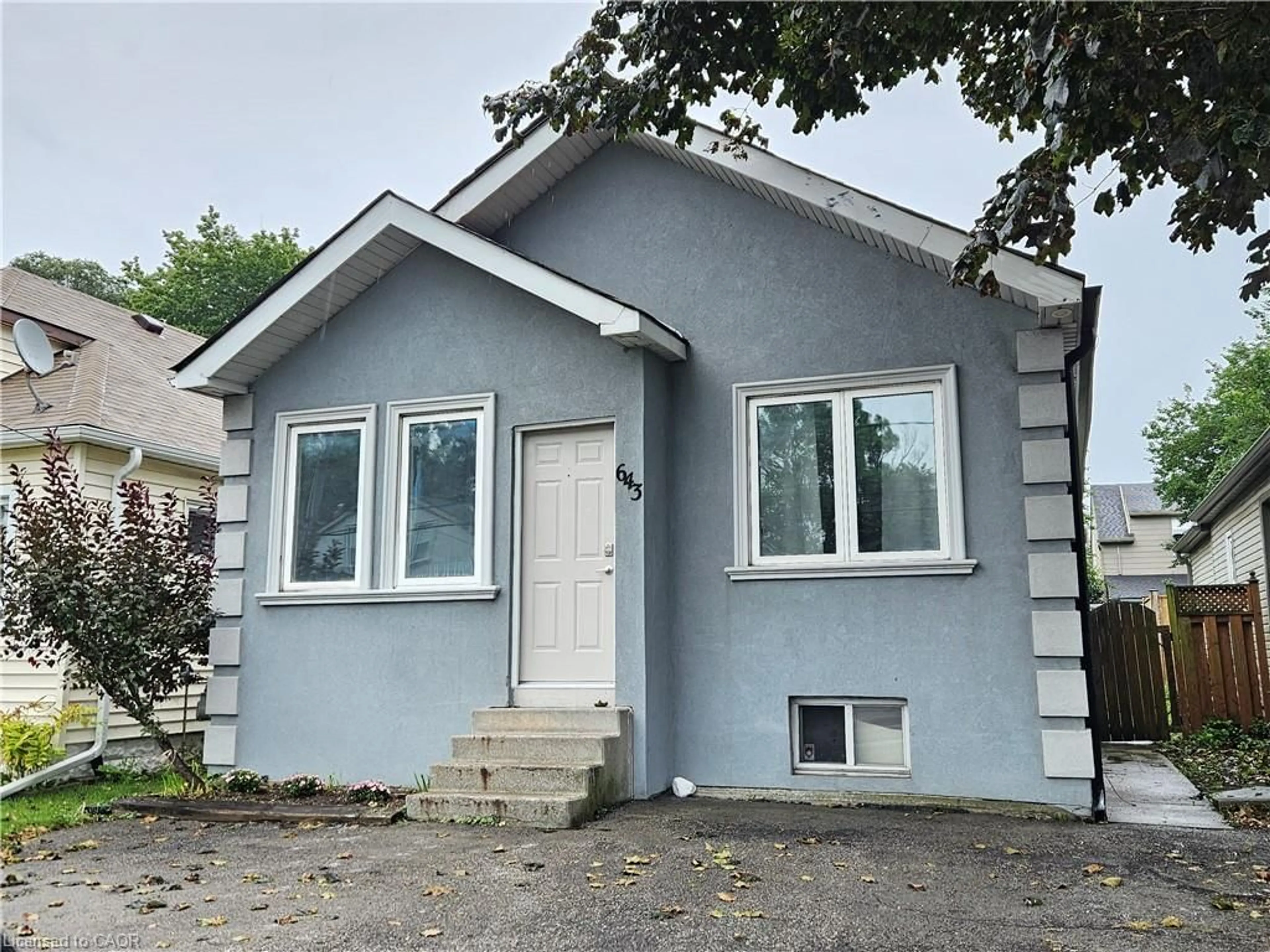 Home with vinyl exterior material, street for 643 Upper Wellington St, Hamilton Ontario L9A 3R2