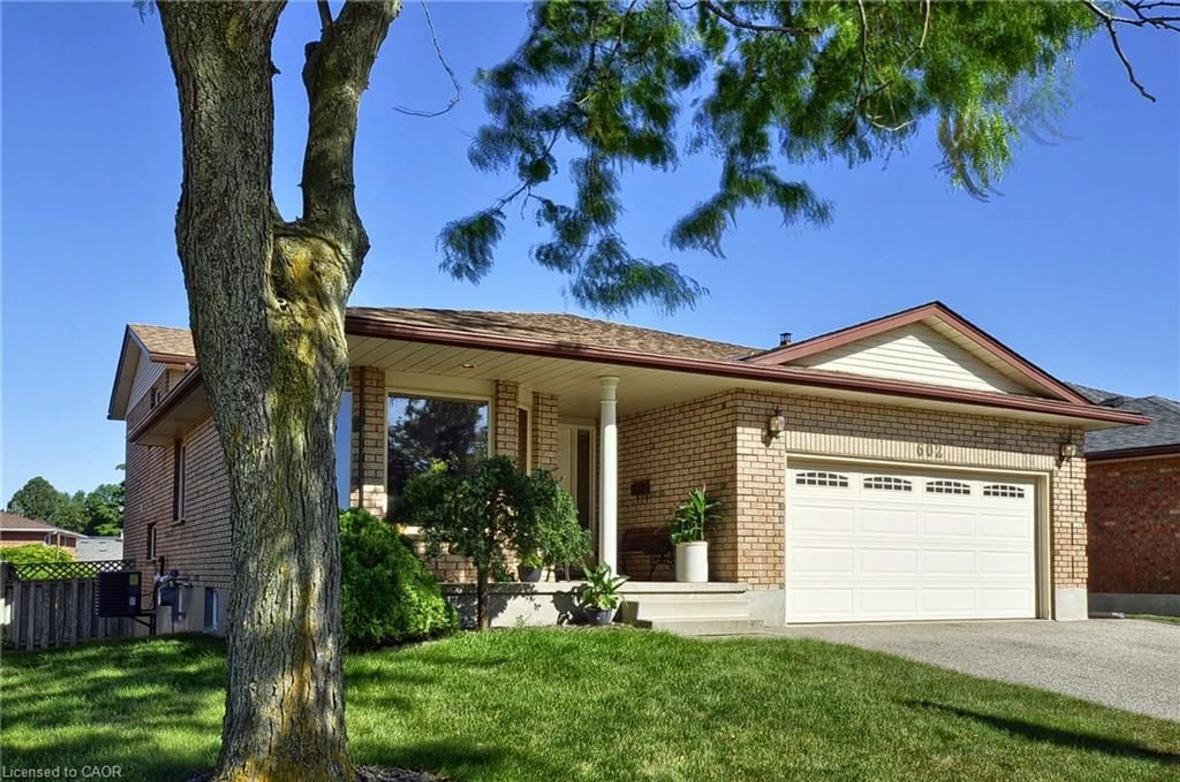 Home with vinyl exterior material, street for 602 Champlain Blvd, Cambridge Ontario N1R 7Z4
