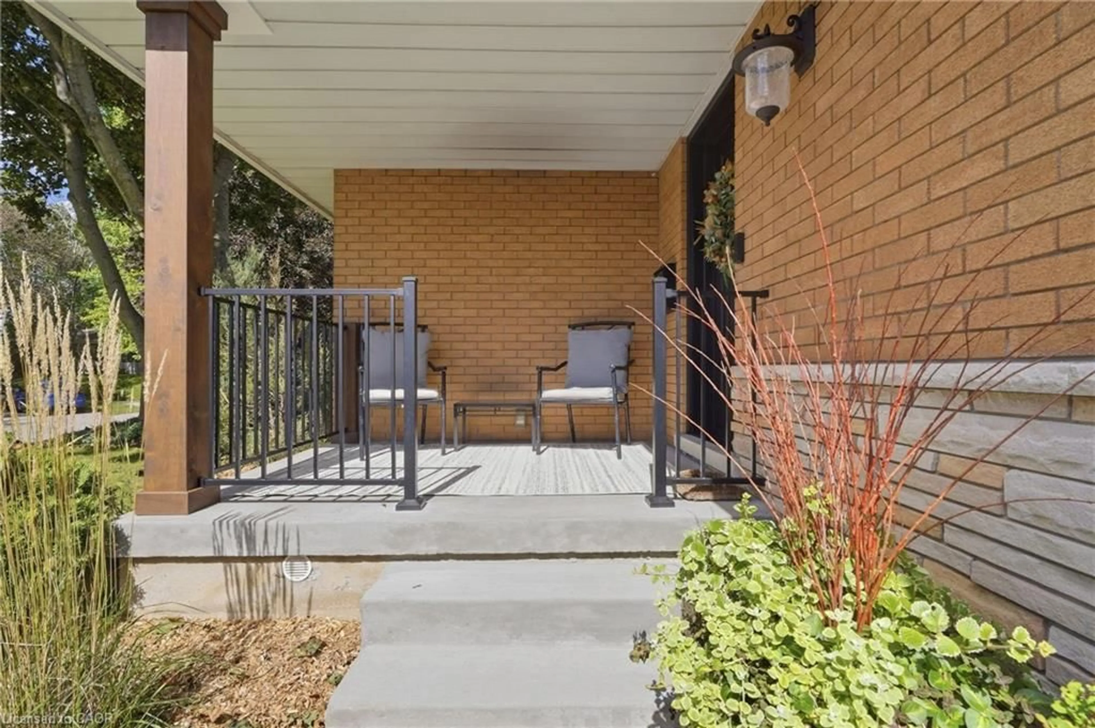 Patio, street for 15 Linton Pl, Kitchener Ontario N2B 2K1