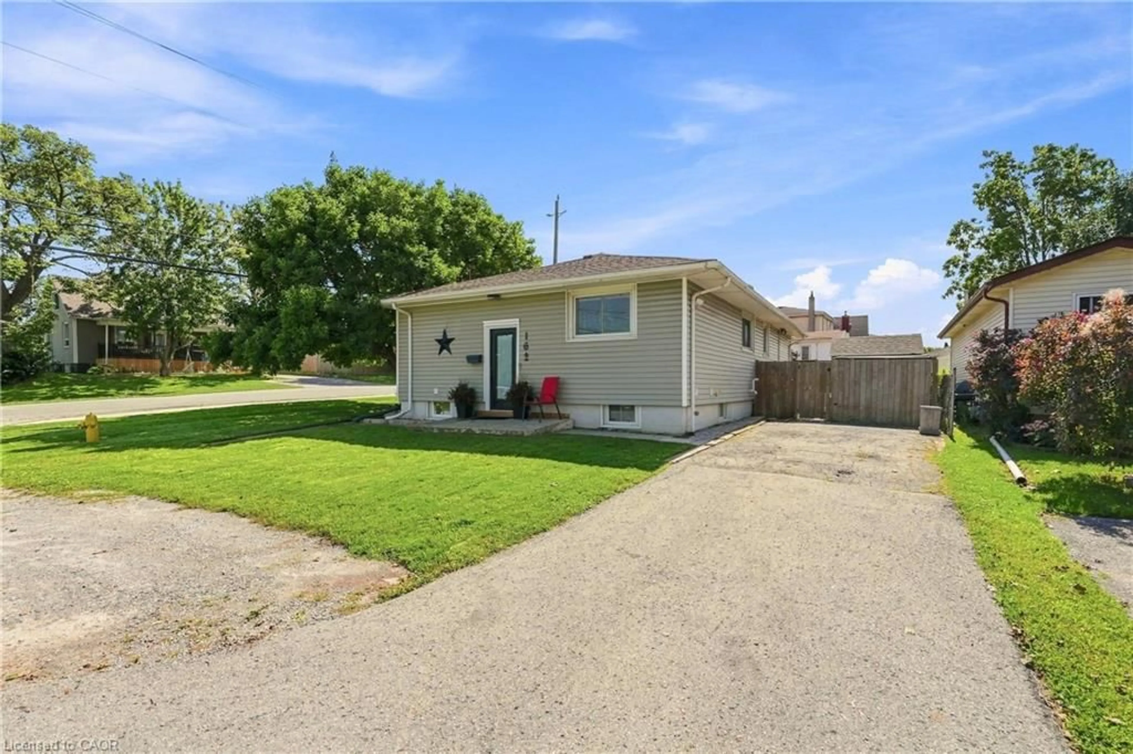 A pic from outside/outdoor area/front of a property/back of a property/a pic from drone, street for 162 Mary St, Thorold Ontario L2V 1J5
