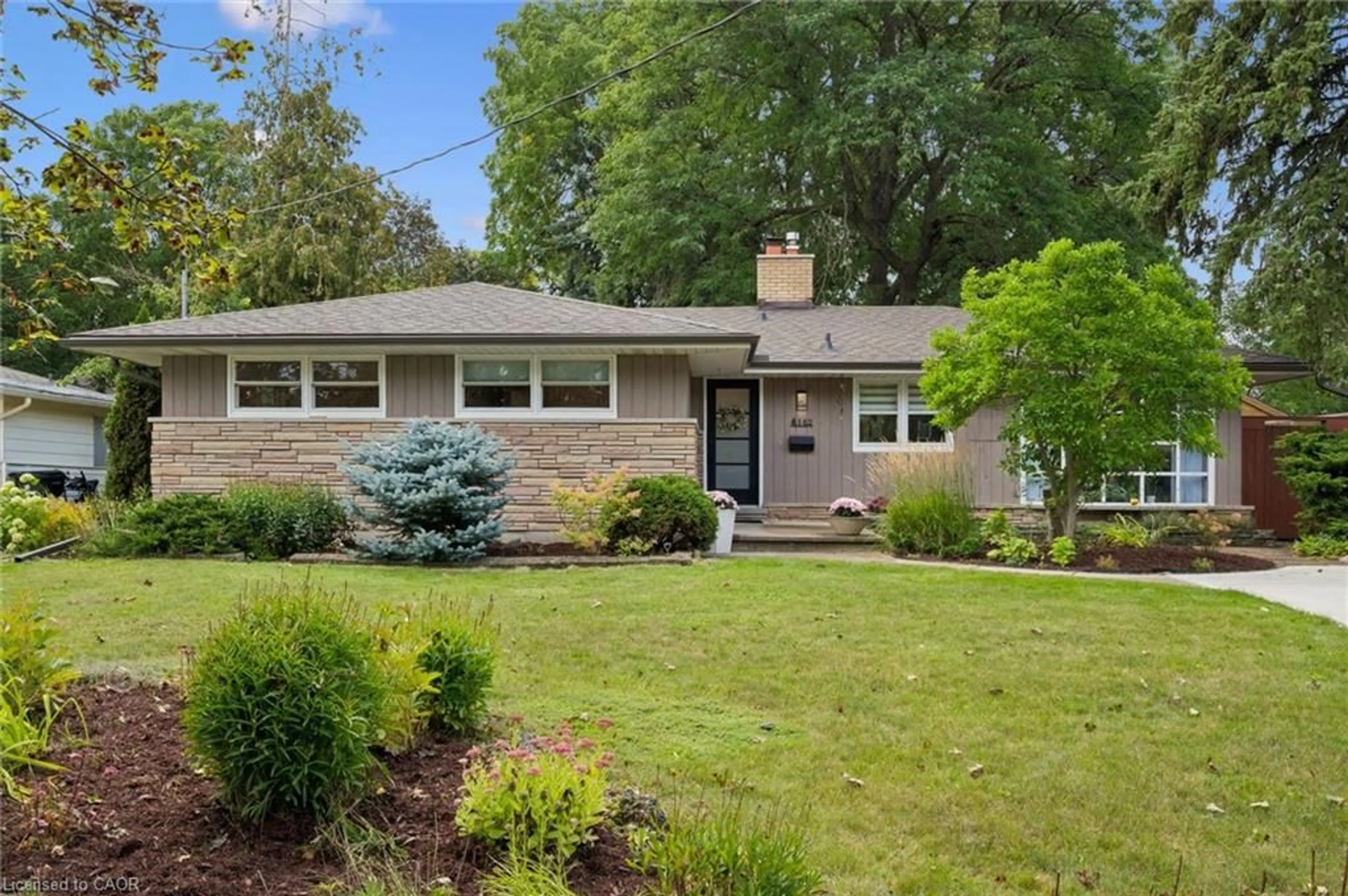 Home with vinyl exterior material, street for 142 Stonybrook Dr, Kitchener Ontario N2M 4L7