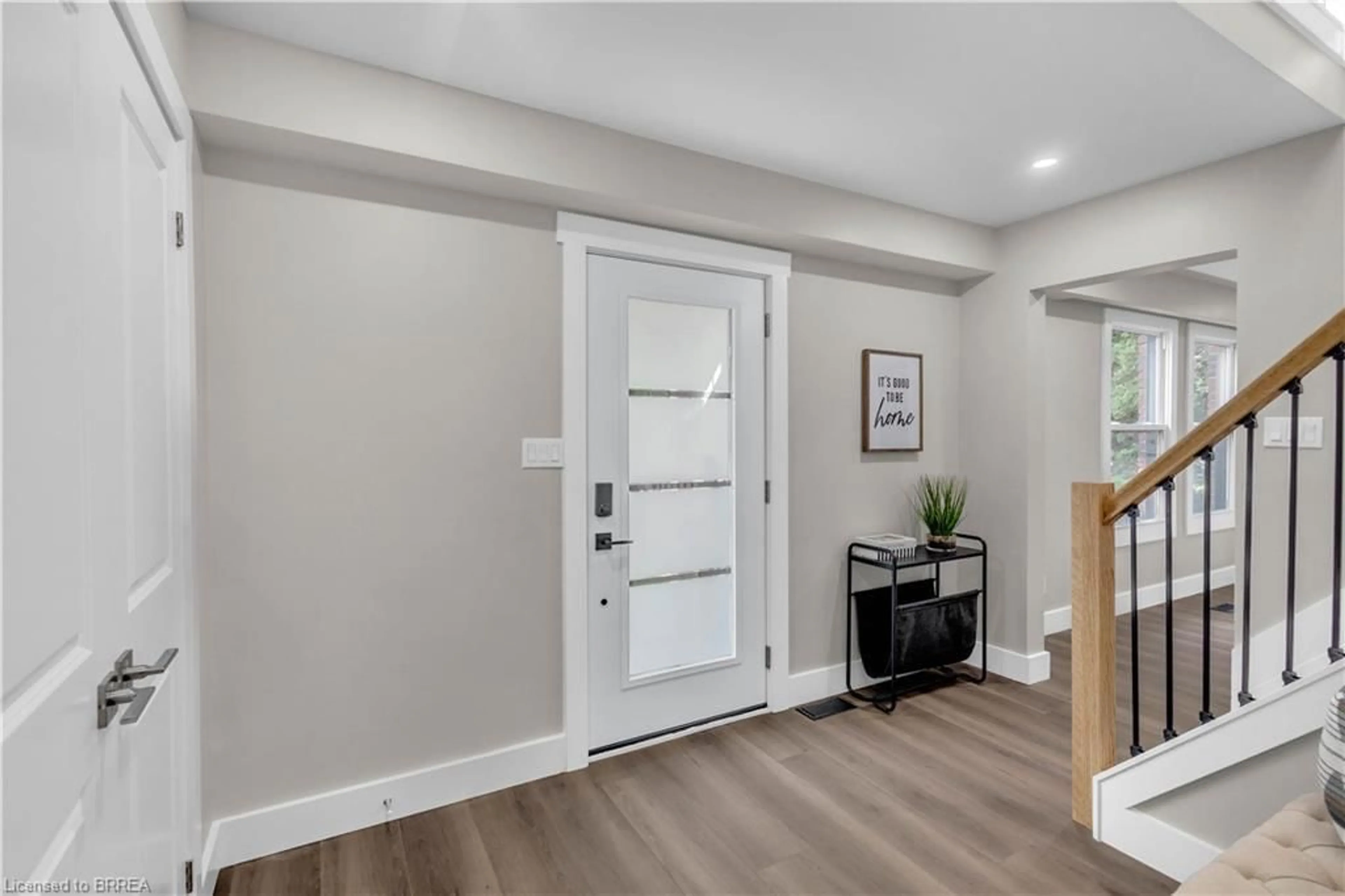 Indoor entryway for 9 Rollingwood Cres, Brantford Ontario N3R 5Z7