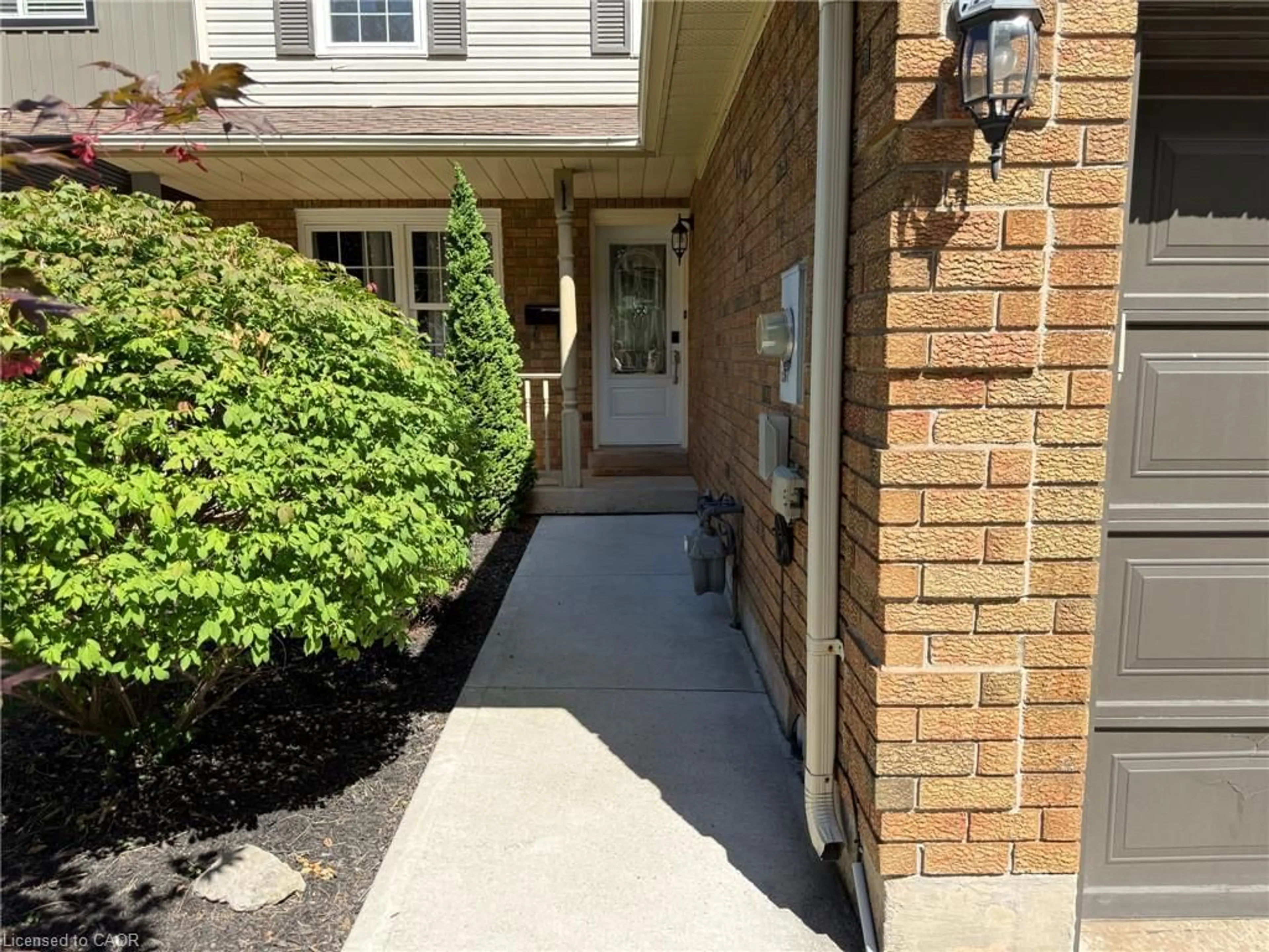 Indoor entryway for 20 Pleasant Grove Terr, Grimsby Ontario L3M 5G8