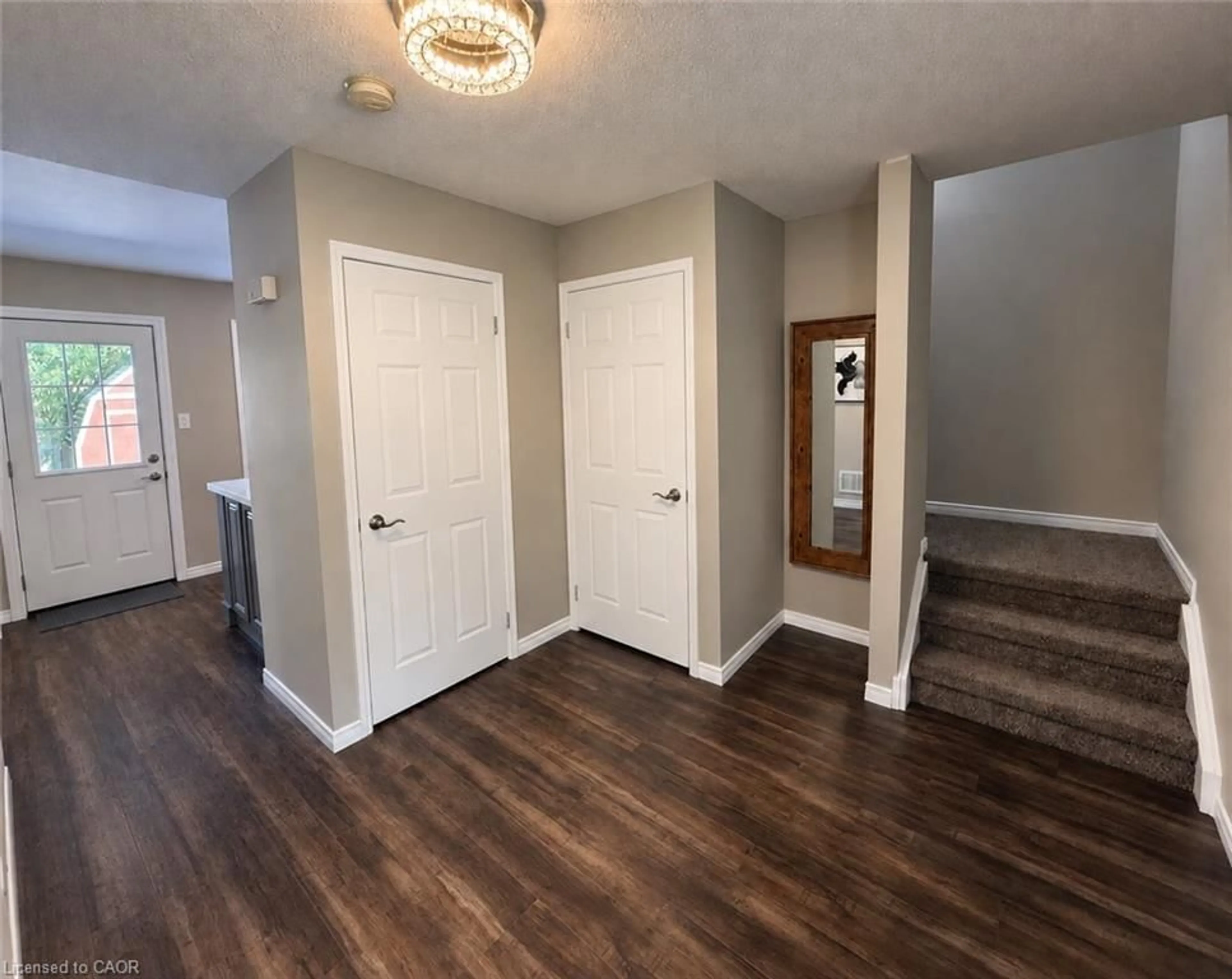 Indoor entryway for 20 Pleasant Grove Terr, Grimsby Ontario L3M 5G8