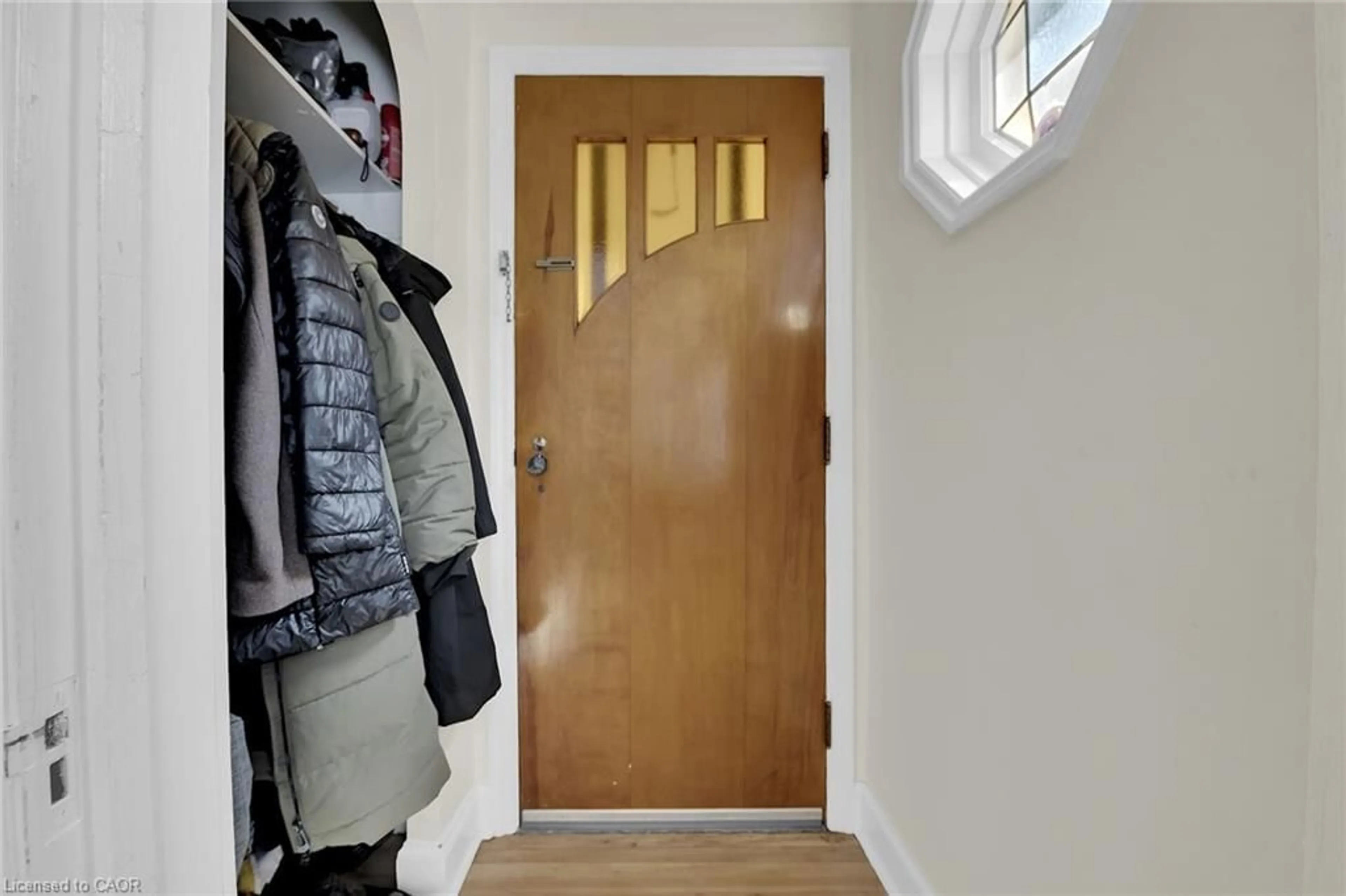 Indoor entryway for 70 Concord Ave, St. Catharines Ontario L2M 5N8