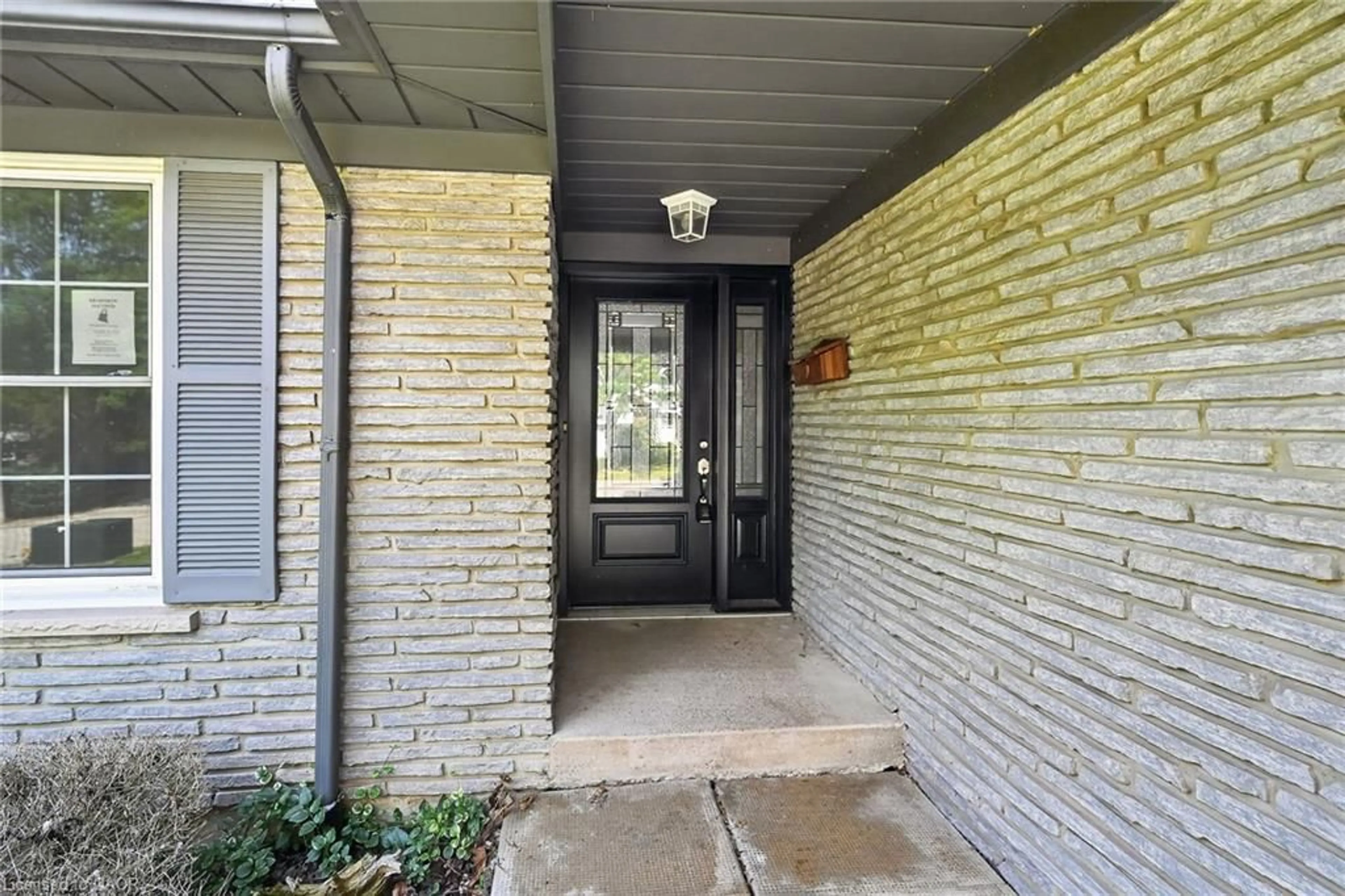 Indoor entryway for 79 Ann St, Dundas Ontario L8W 3M2