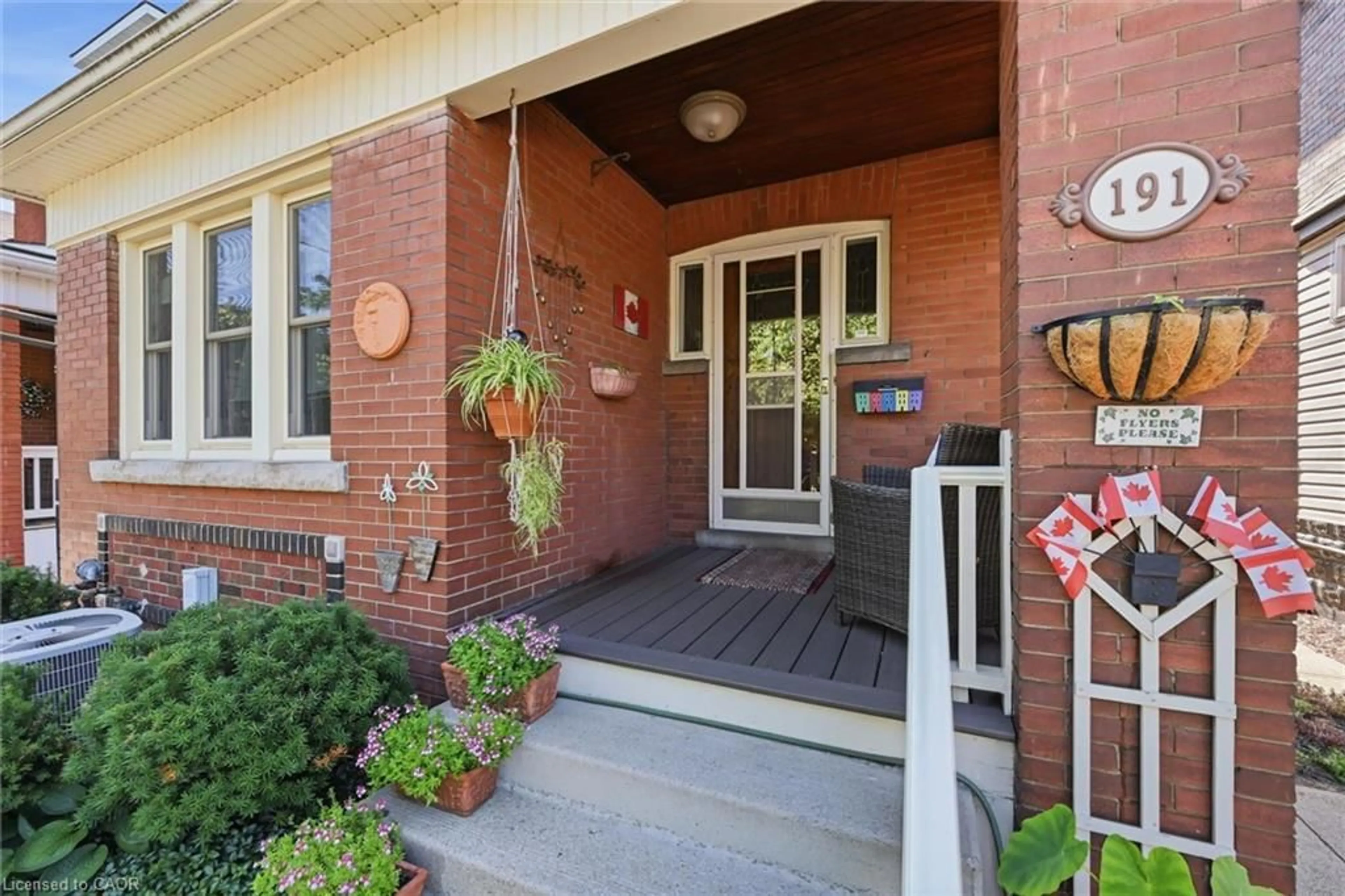 Indoor entryway for 191 London St, Hamilton Ontario L8K 2G8