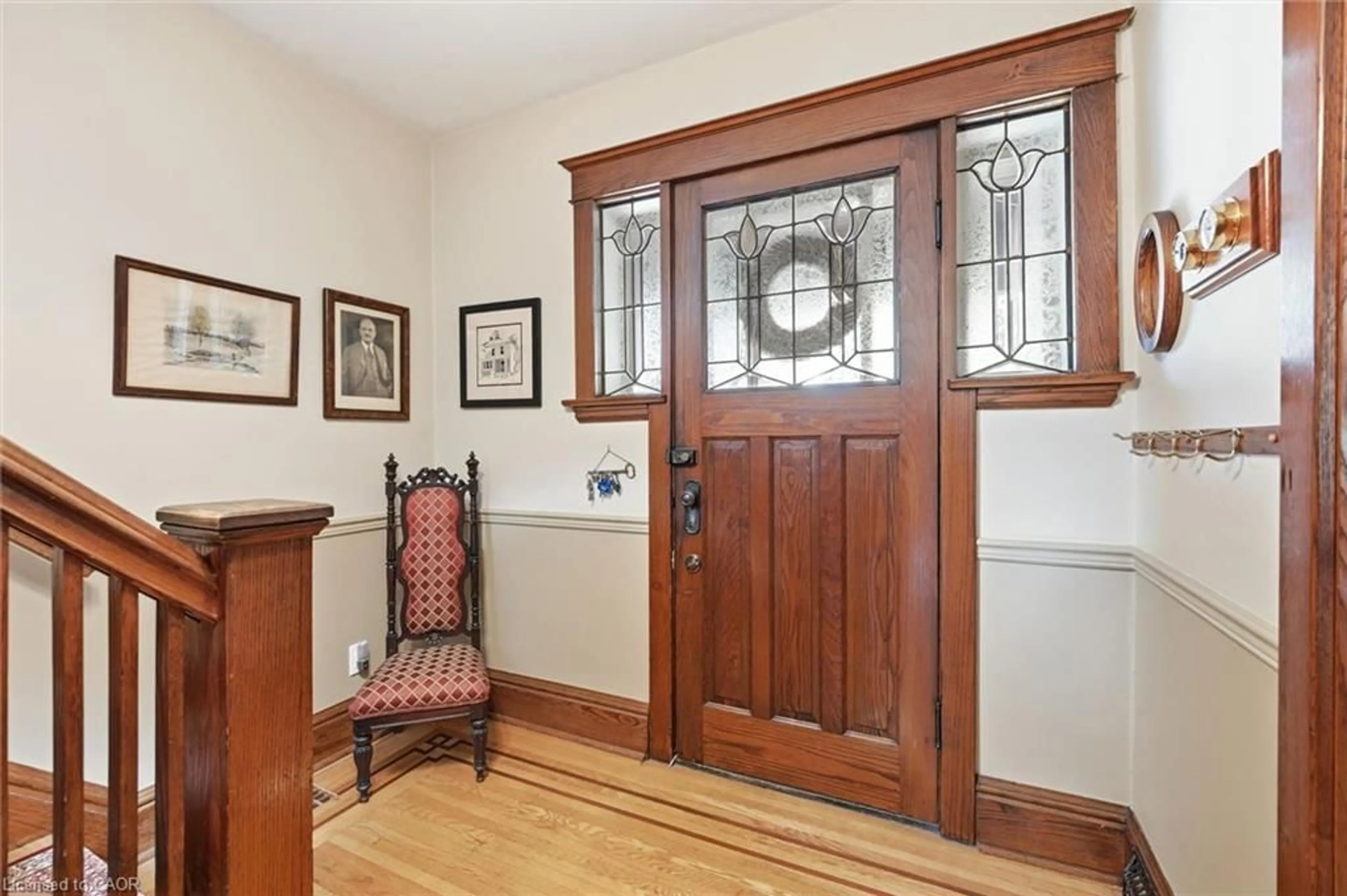 Indoor entryway for 191 London St, Hamilton Ontario L8K 2G8