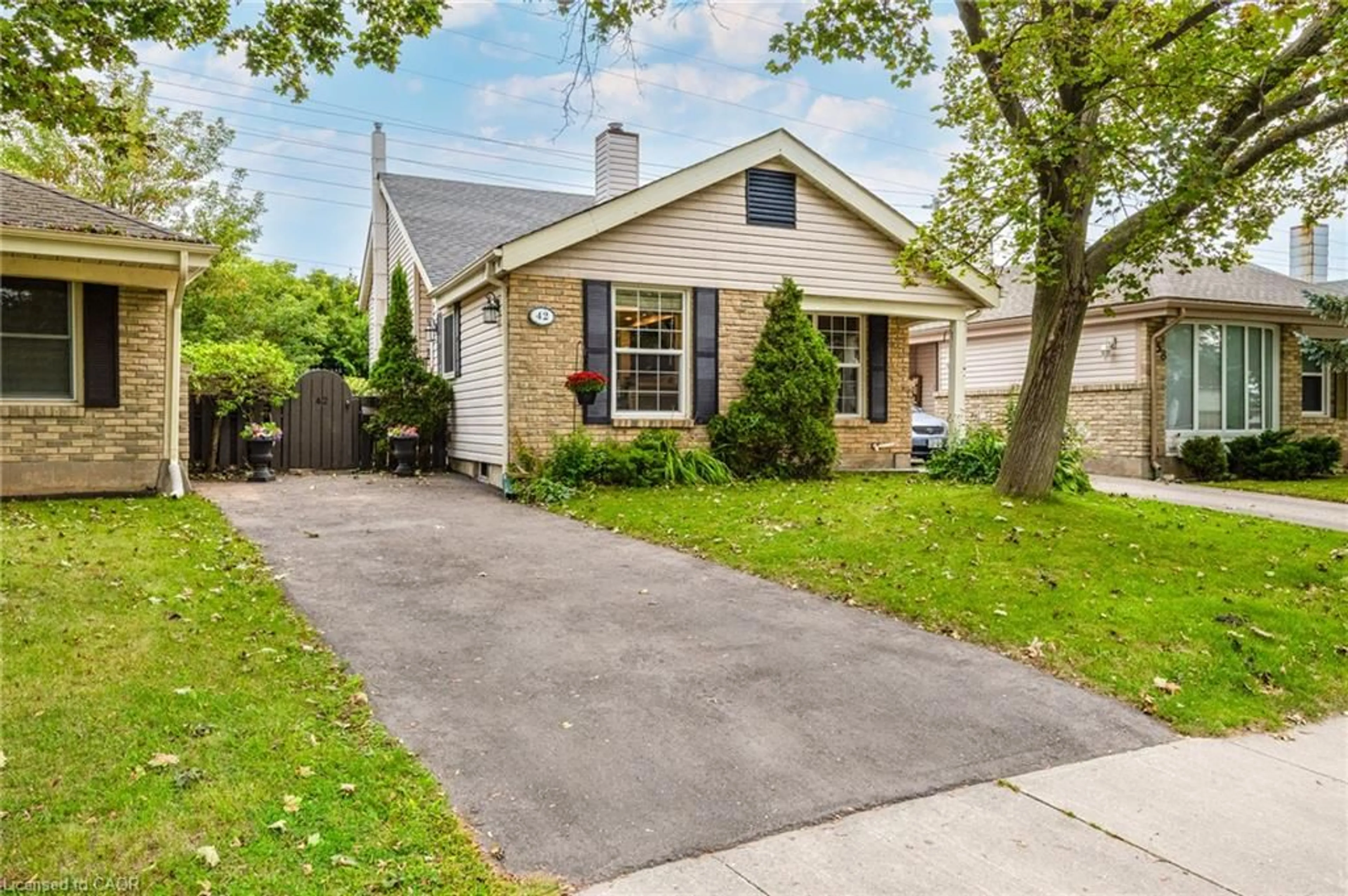 Home with brick exterior material, street for 42 Macteith Crt, Cambridge Ontario N1R 7B9