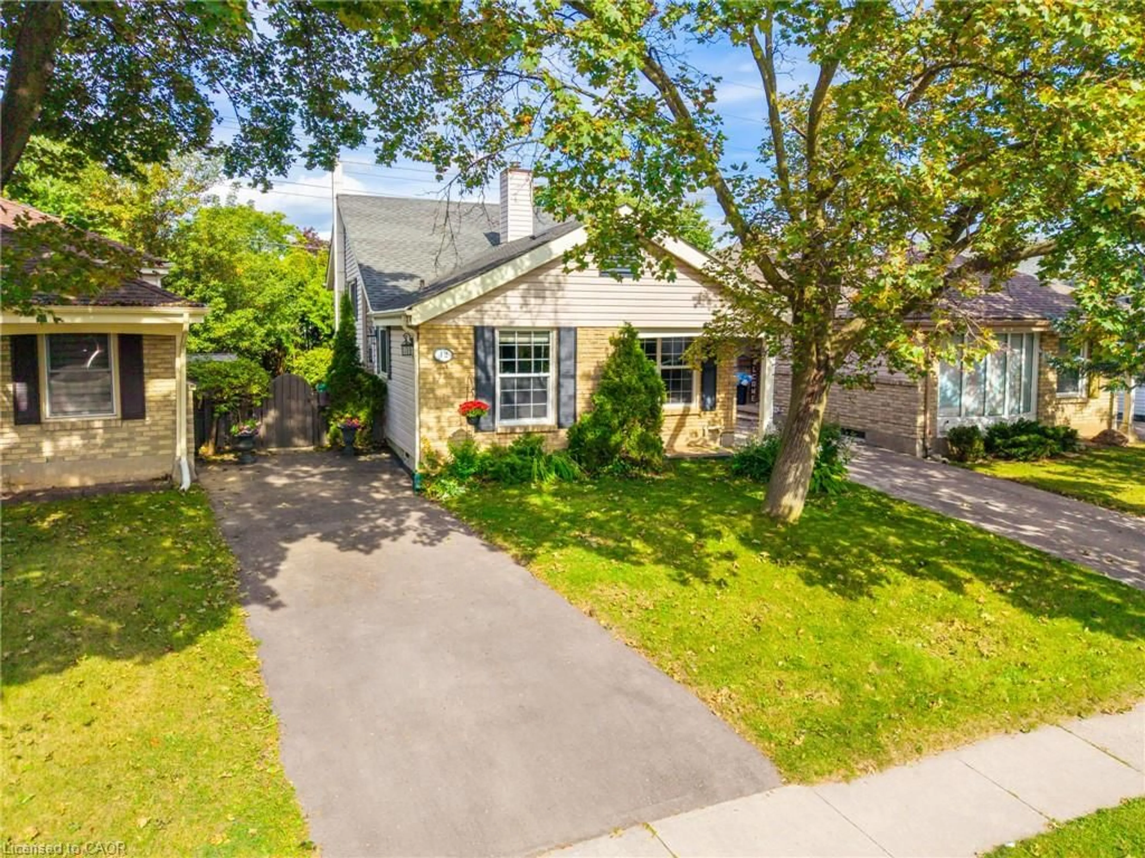 A pic from outside/outdoor area/front of a property/back of a property/a pic from drone, street for 42 Macteith Crt, Cambridge Ontario N1R 7B9