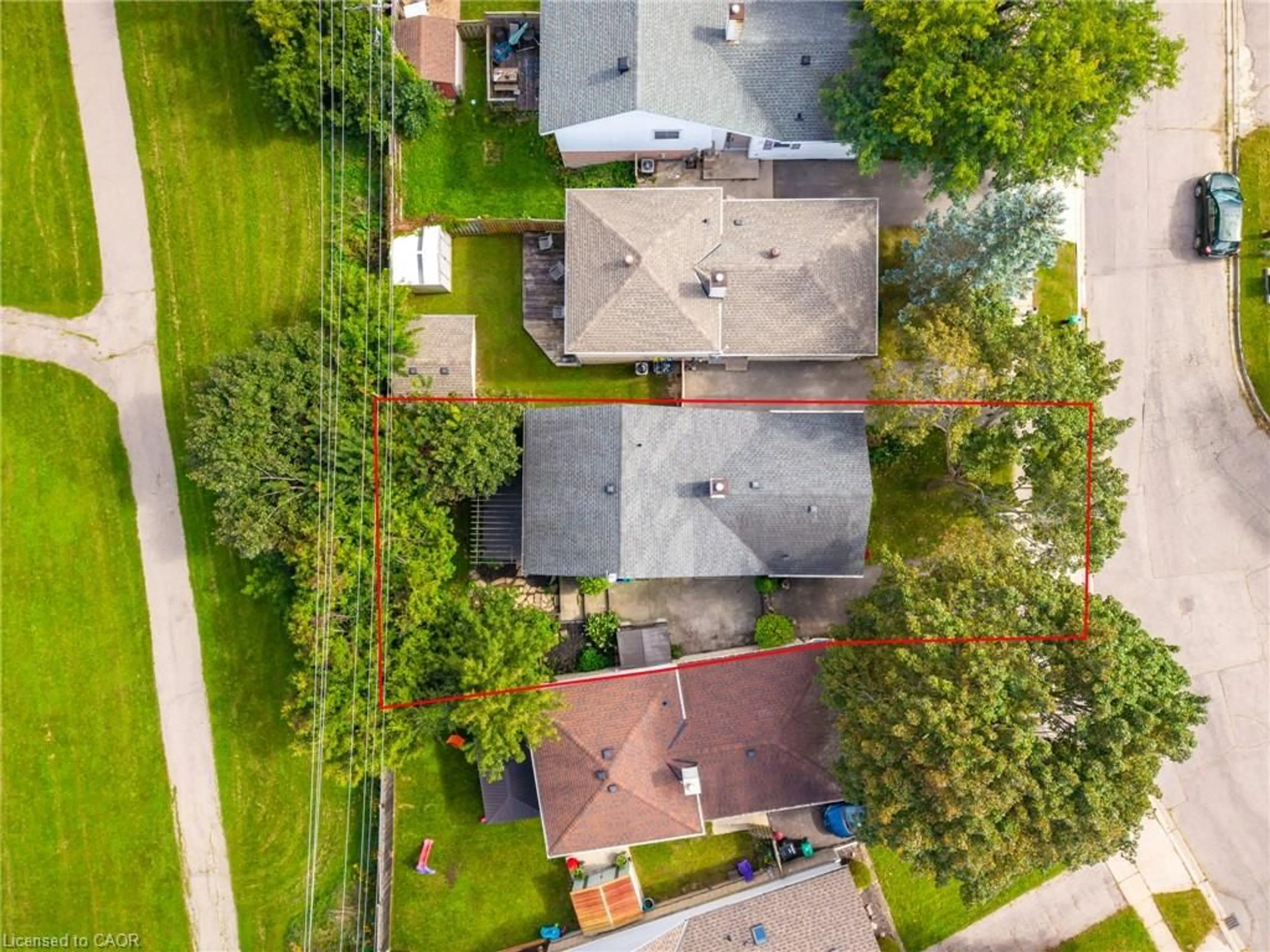 A pic from outside/outdoor area/front of a property/back of a property/a pic from drone, street for 42 Macteith Crt, Cambridge Ontario N1R 7B9