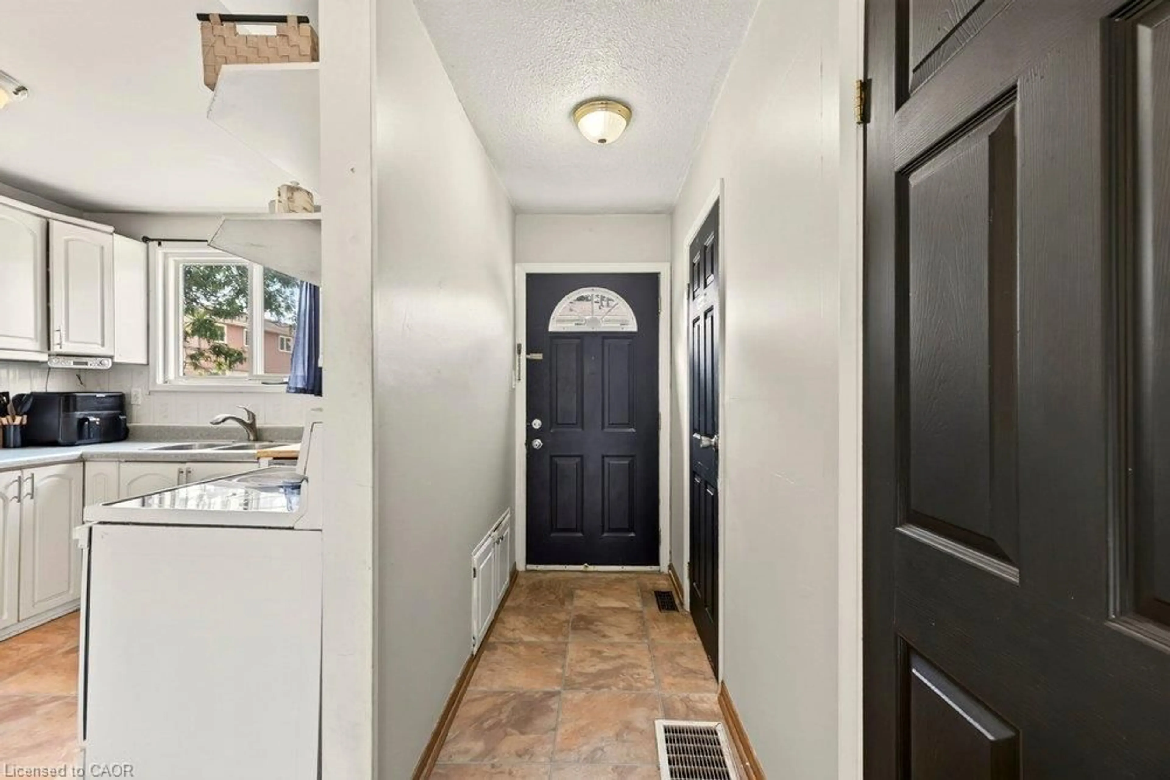 Indoor entryway for 120 Quigley Rd #14, Hamilton Ontario L8K 6L4
